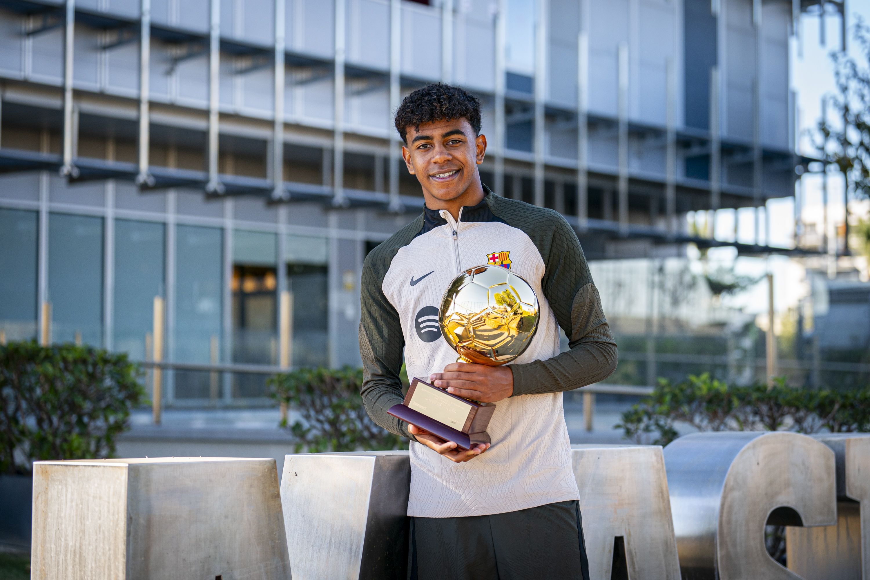 Lamine Yamal, Trophäe, Auszeichnung, Trainingsjacke, Gebäude, 2K-Hintergrundbild für PC