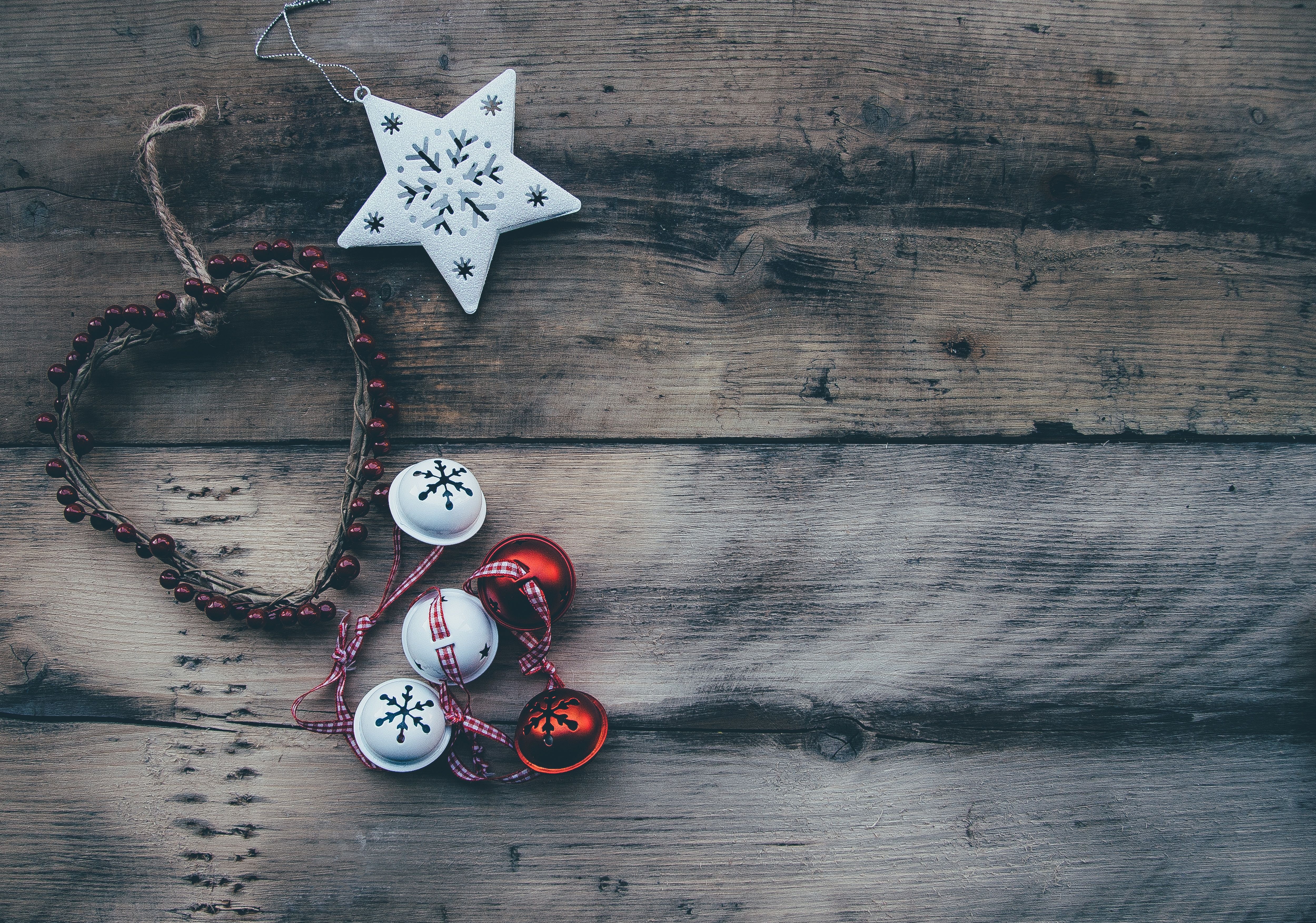 Herzkranz, Holztisch, Stern, Glöckchen, Weihnachtsdeko, 4K, Hintergrundbild für den PC
