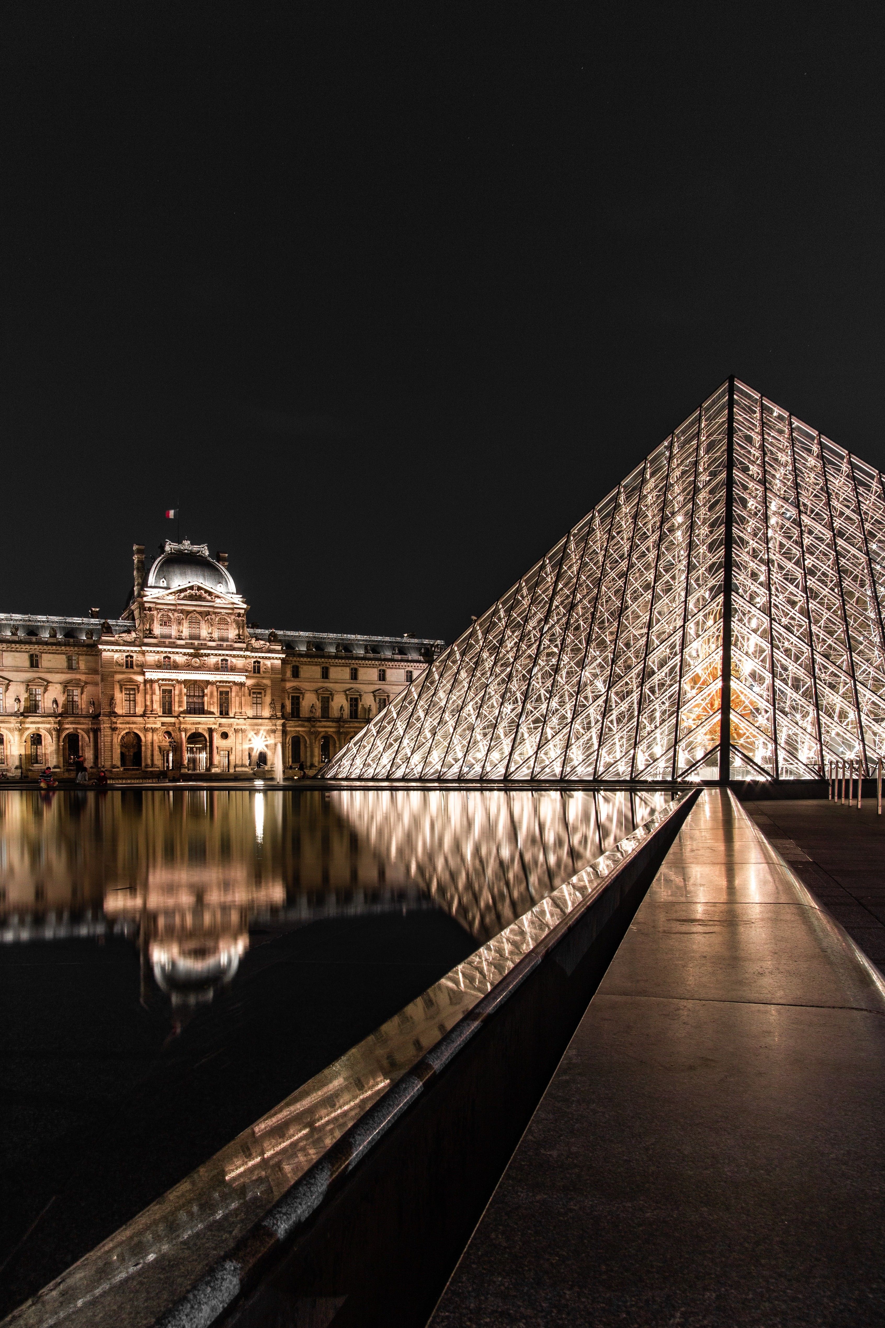 Louvre-Pyramide, Louvre, Paris, Nacht, Beleuchtung, QHD+, Handy-Hintergrund im Hochformat