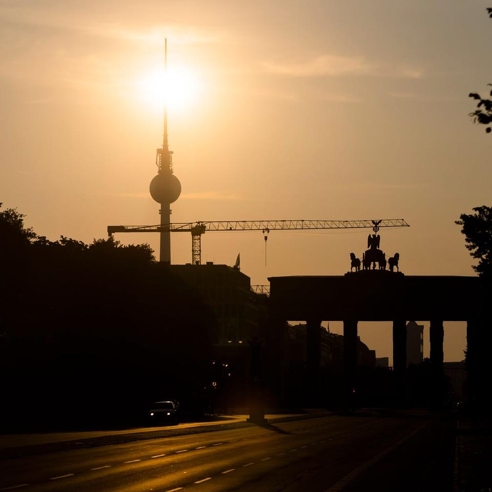 Berliner Fernsehturm, Brandenburger Tor, Berlin, Silhouette, Gegenlicht, Hintergrundbild fürs Tablet