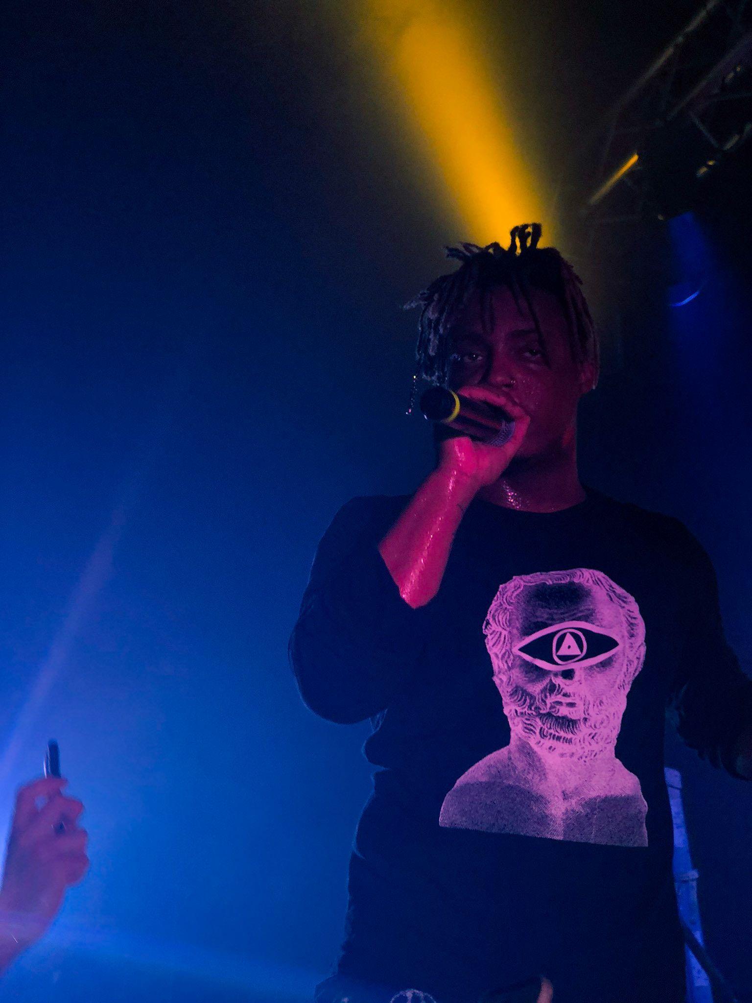 Juice WRLD, Mikrofon, Konzert, Blaues Licht, Bühne, QHD+, Hintergrundbild fürs Tablet