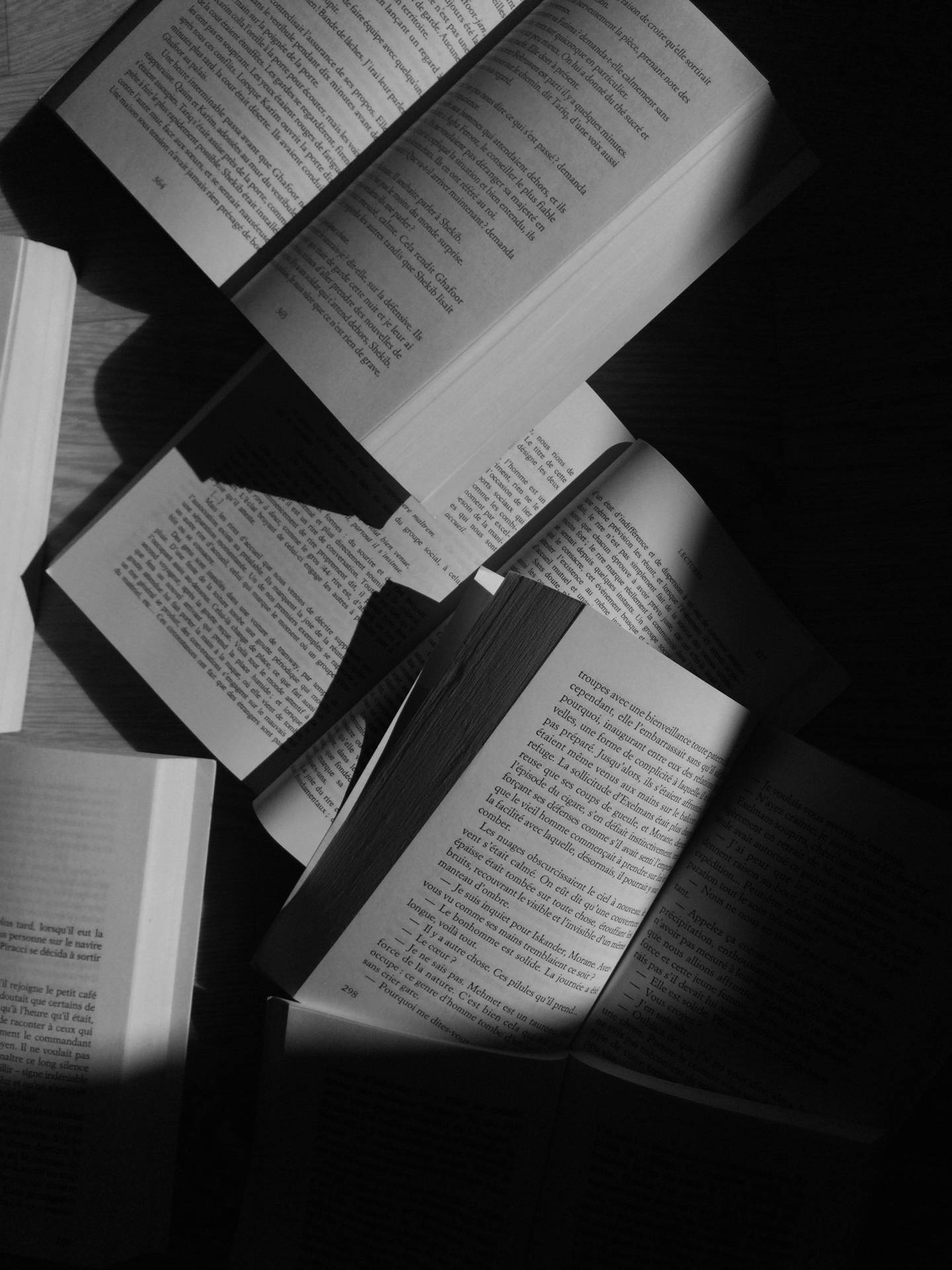 Offene Bücher, Schwarzweiß, Licht und Schatten, Stapel, QHD+, iPad-Hintergrundbild