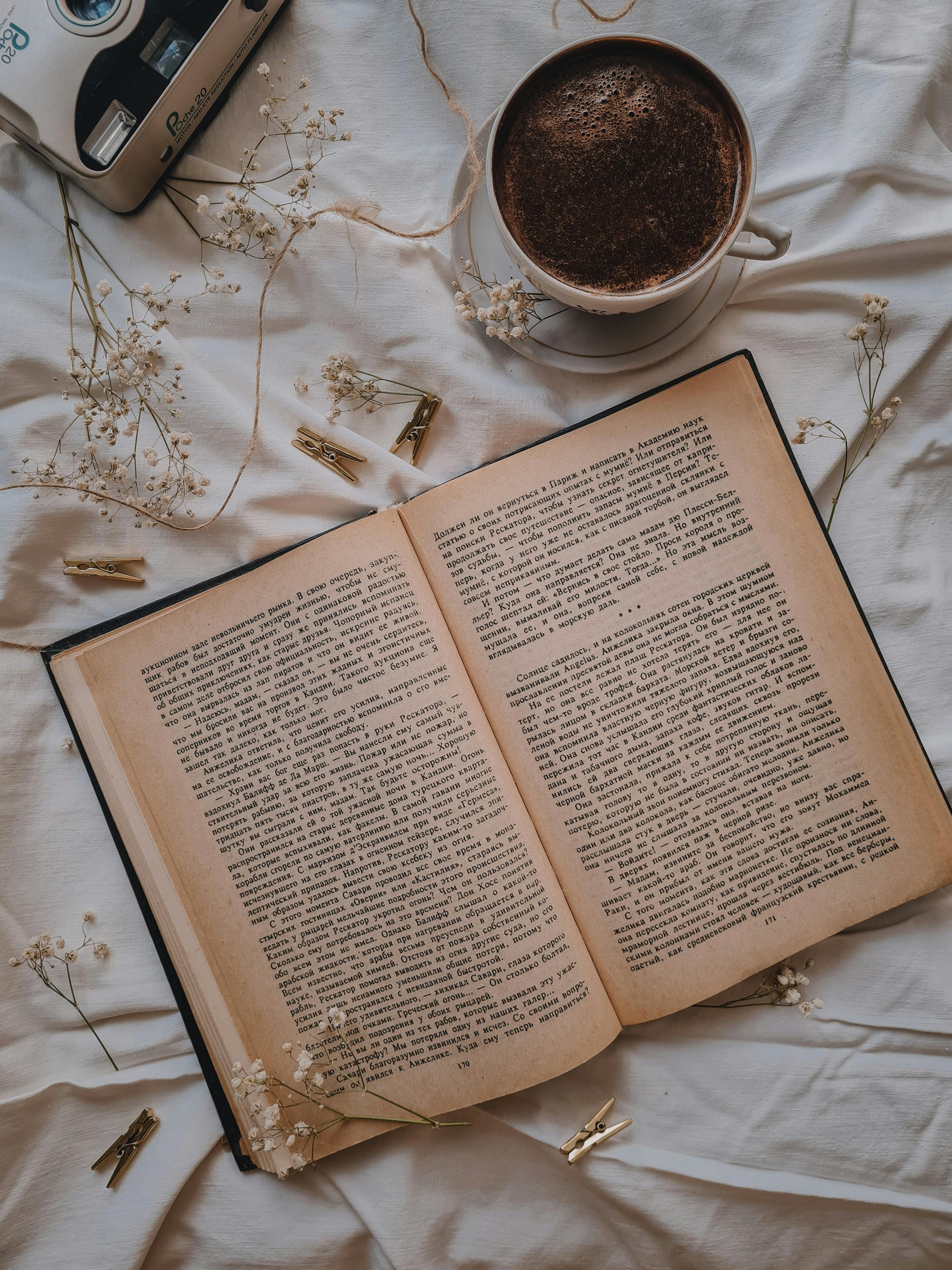 Offenes Buch, Kaffeetasse, Flatlay, Bettdecke, Vintage, QHD+, Hintergrundbild fürs Tablet