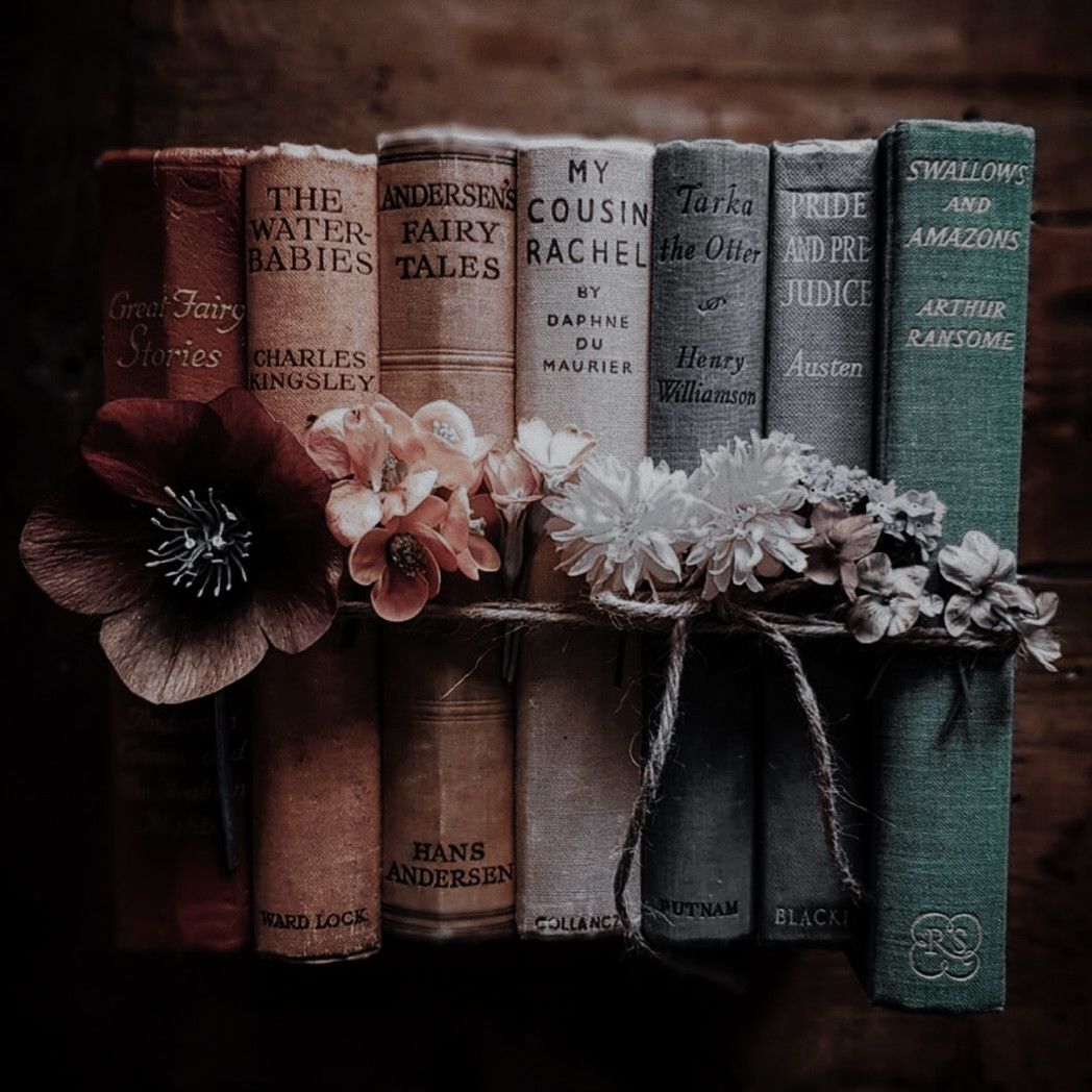 Alte Bücher, Buchrücken, Blumen, Vintage, Dunkle Töne, Hintergrundbild für iPad und Tablet