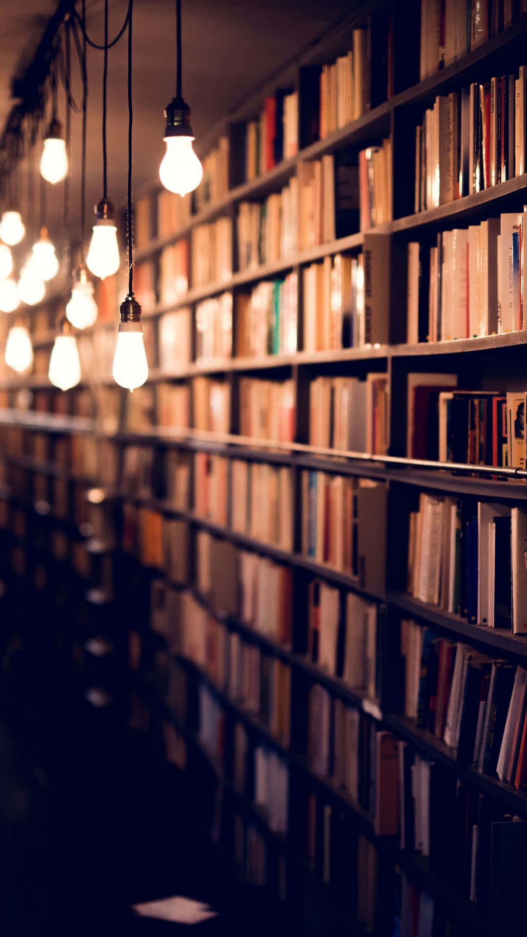 Bibliothek, Bücherregale, Glühbirnen, Warmes Licht, Dunkle Töne, Hintergrundbild fürs Handy