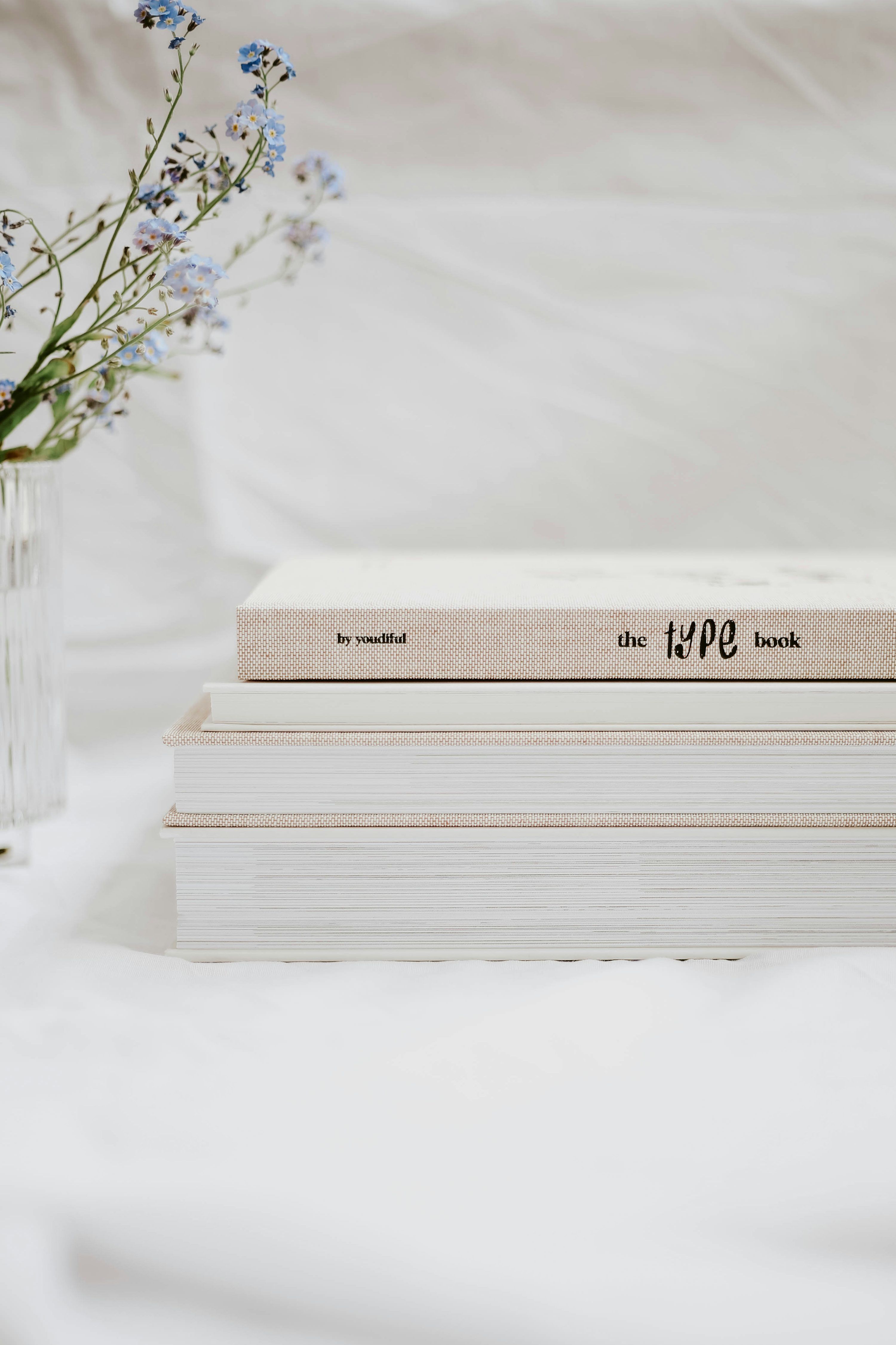 Bücherstapel, Blumen, Weißes Laken, Minimalismus, Helle Töne, QHD+, iPhone-Hintergrundbild