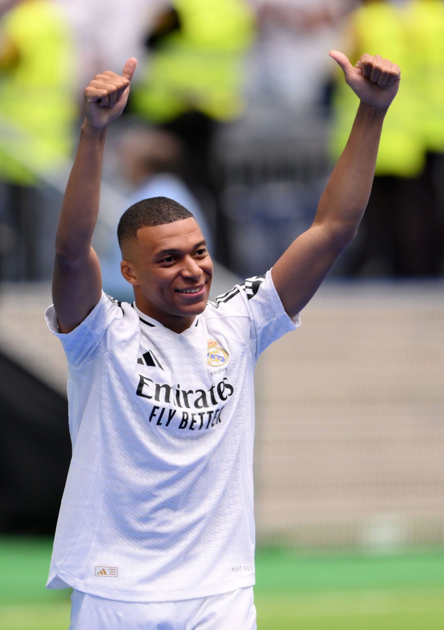 Kylian Mbappé, Real Madrid, Jubel, Erhobene Arme, Präsentation, QHD+, Tablet-Hintergrund