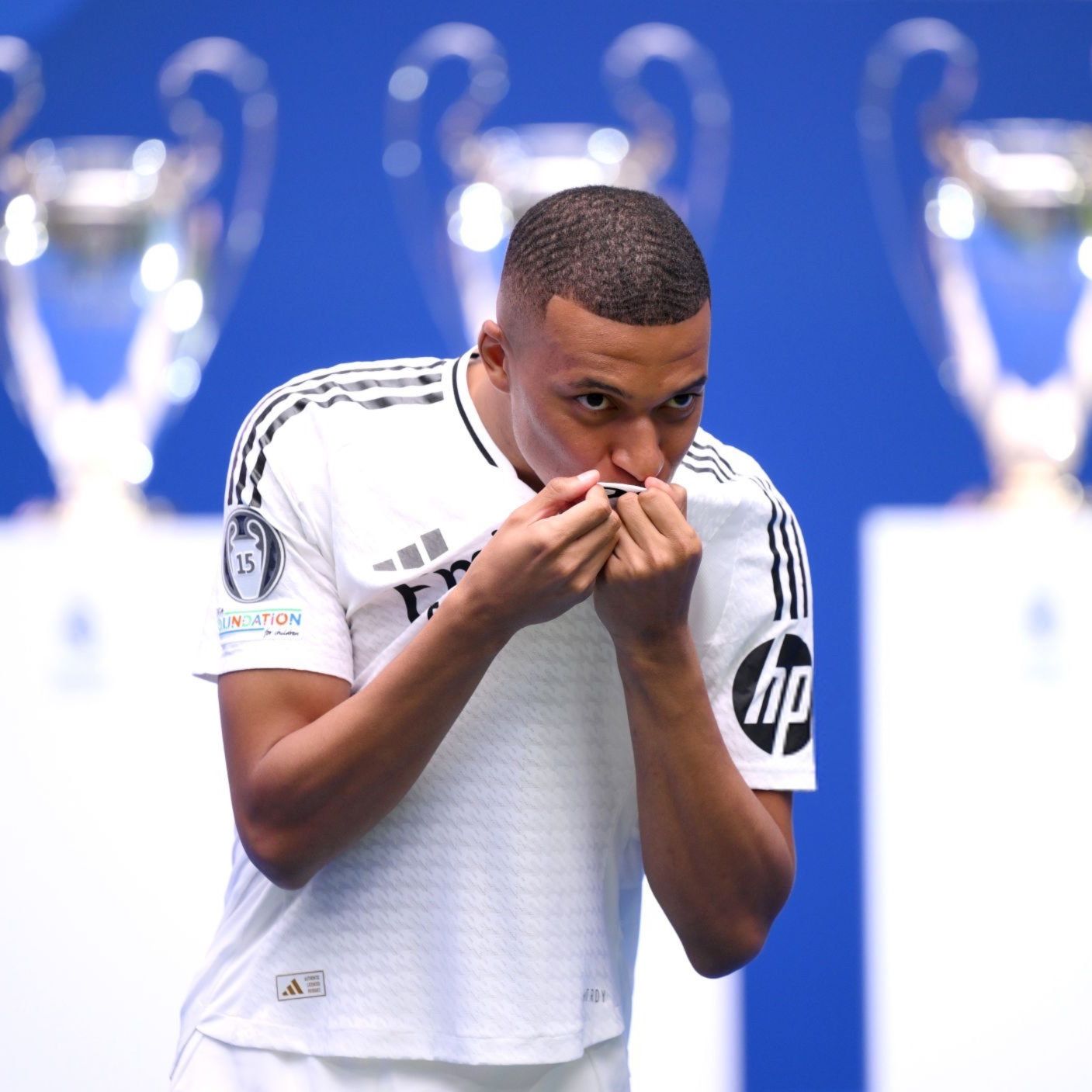 Kylian Mbappé, Real Madrid, Wappenkuss, Champions-League-Pokal, Präsentation, HD-Tablet-Hintergrundbild