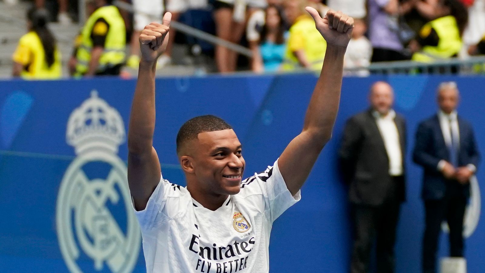 Kylian Mbappé, Real Madrid, Präsentation, Jubel, Vereinswappen, Santiago Bernabéu, HD-Hintergrund