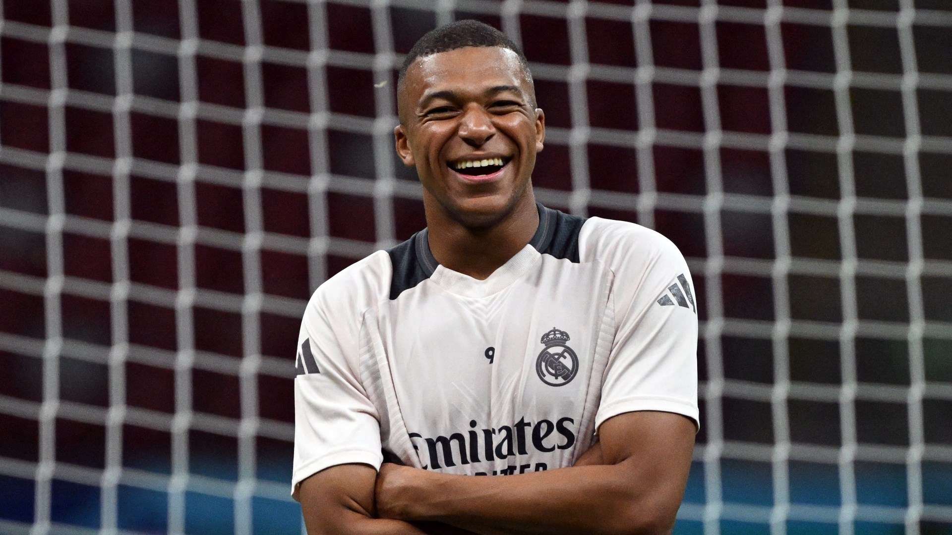 Kylian Mbappé, Real Madrid, Tornetz, Lachen, Verschränkte Arme, Full HD, Breitbild-Hintergrundbild