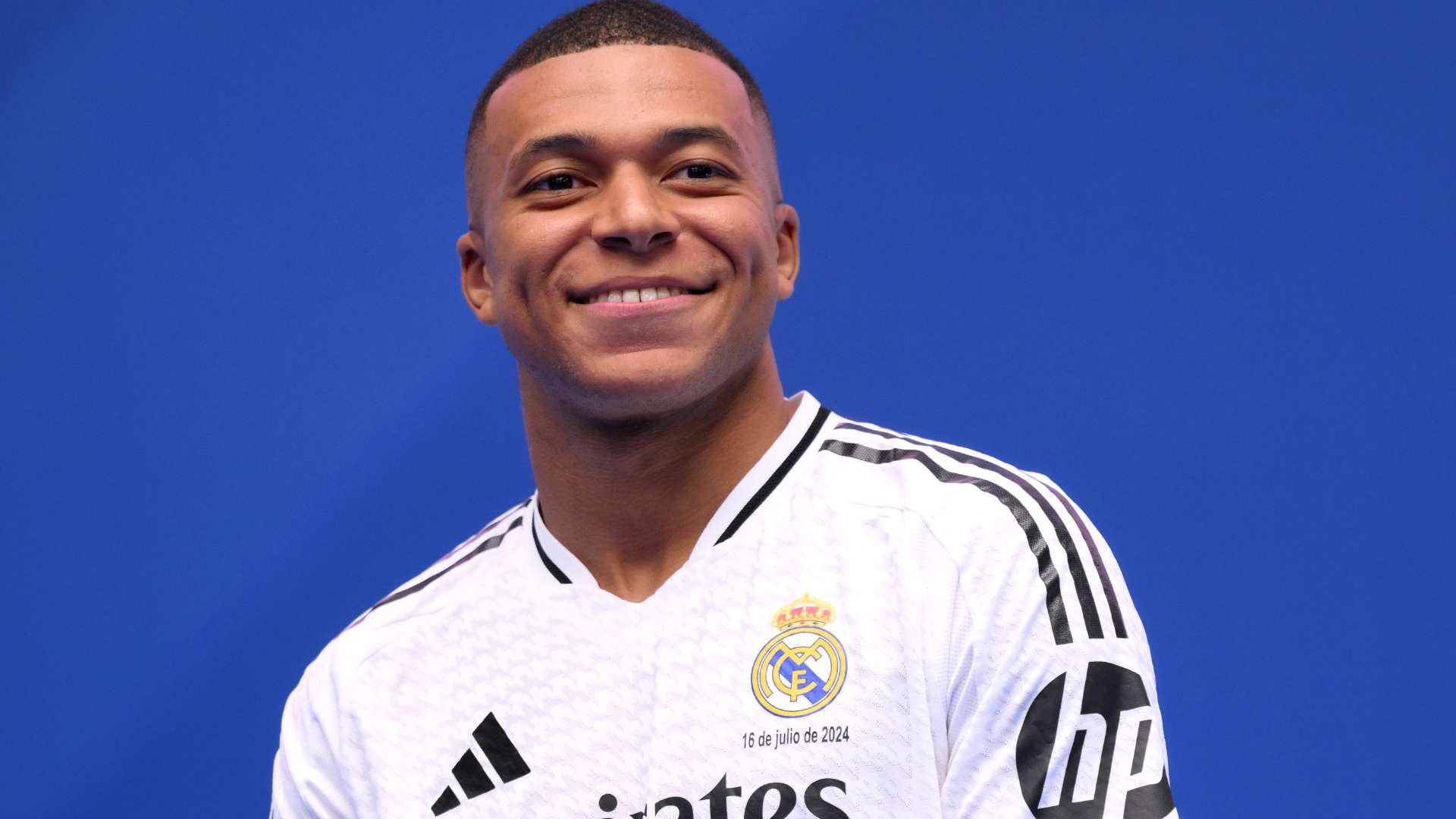 Kylian Mbappé, Real Madrid, Lächeln, Blauer Hintergrund, Nahaufnahme, Full HD Wallpaper
