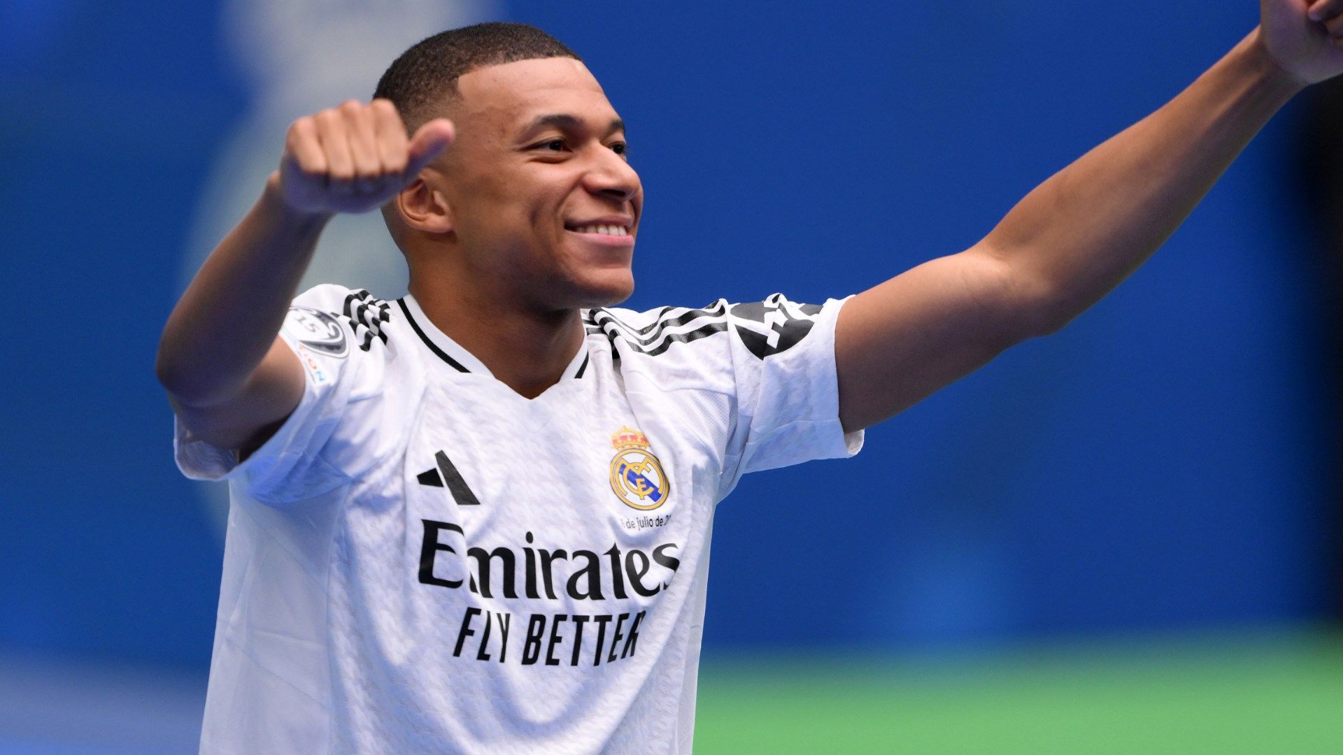 Kylian Mbappé, Real Madrid, Jubel, Blauer Hintergrund, Präsentation, Full HD Wallpaper