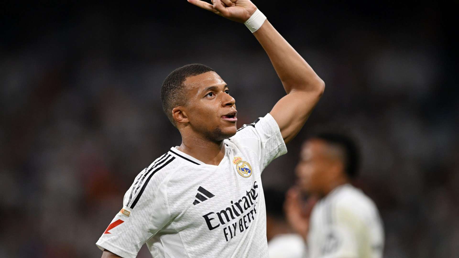 Kylian Mbappé, Real Madrid, Torjubel, Erhobener Arm, Abendspiel, Full HD, Laptop-Hintergrundbild
