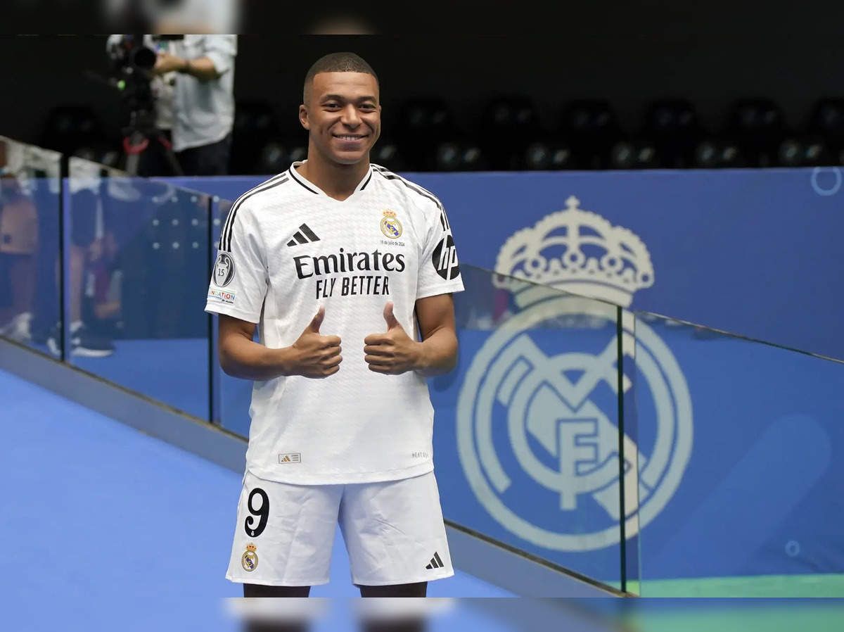 Kylian Mbappé, Real Madrid, Vereinswappen, Nummer 9, Präsentation, Daumen hoch, Tablet-Hintergrund