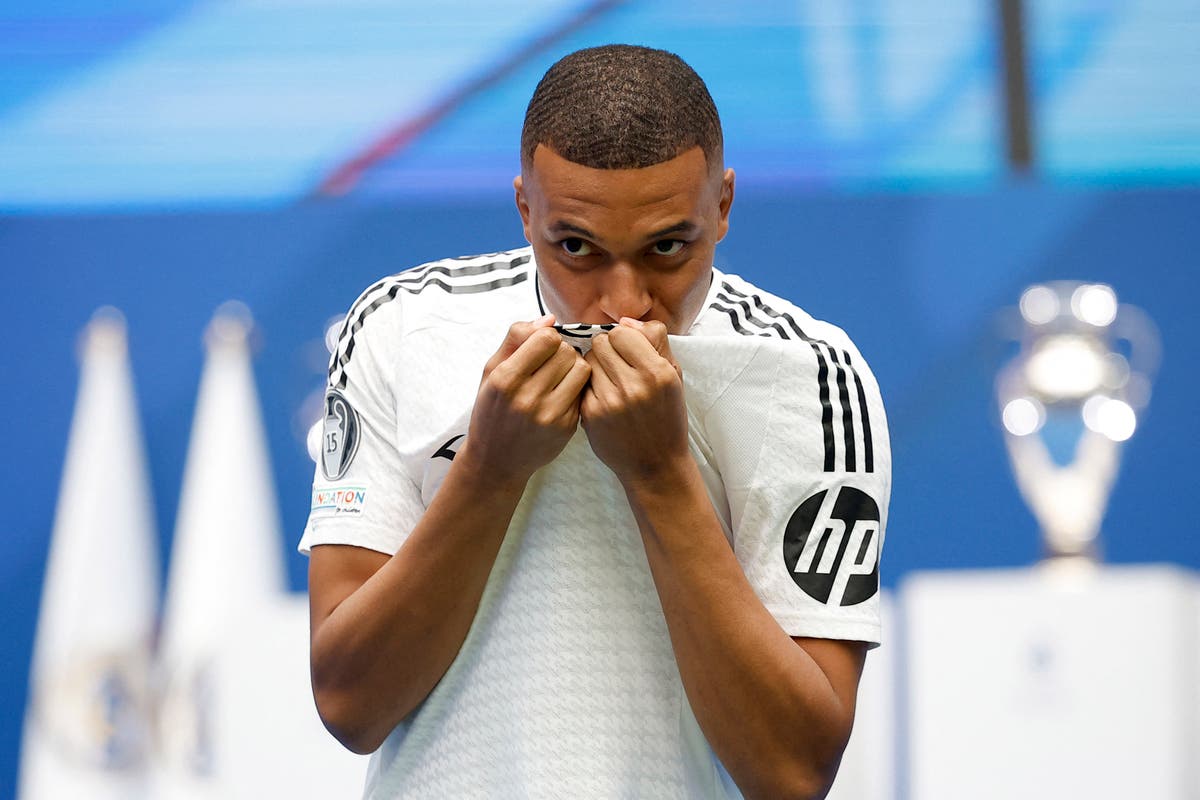 Kylian Mbappé, Real Madrid, Wappenkuss, Champions-League-Pokal, Blauer Hintergrund, Wallpaper