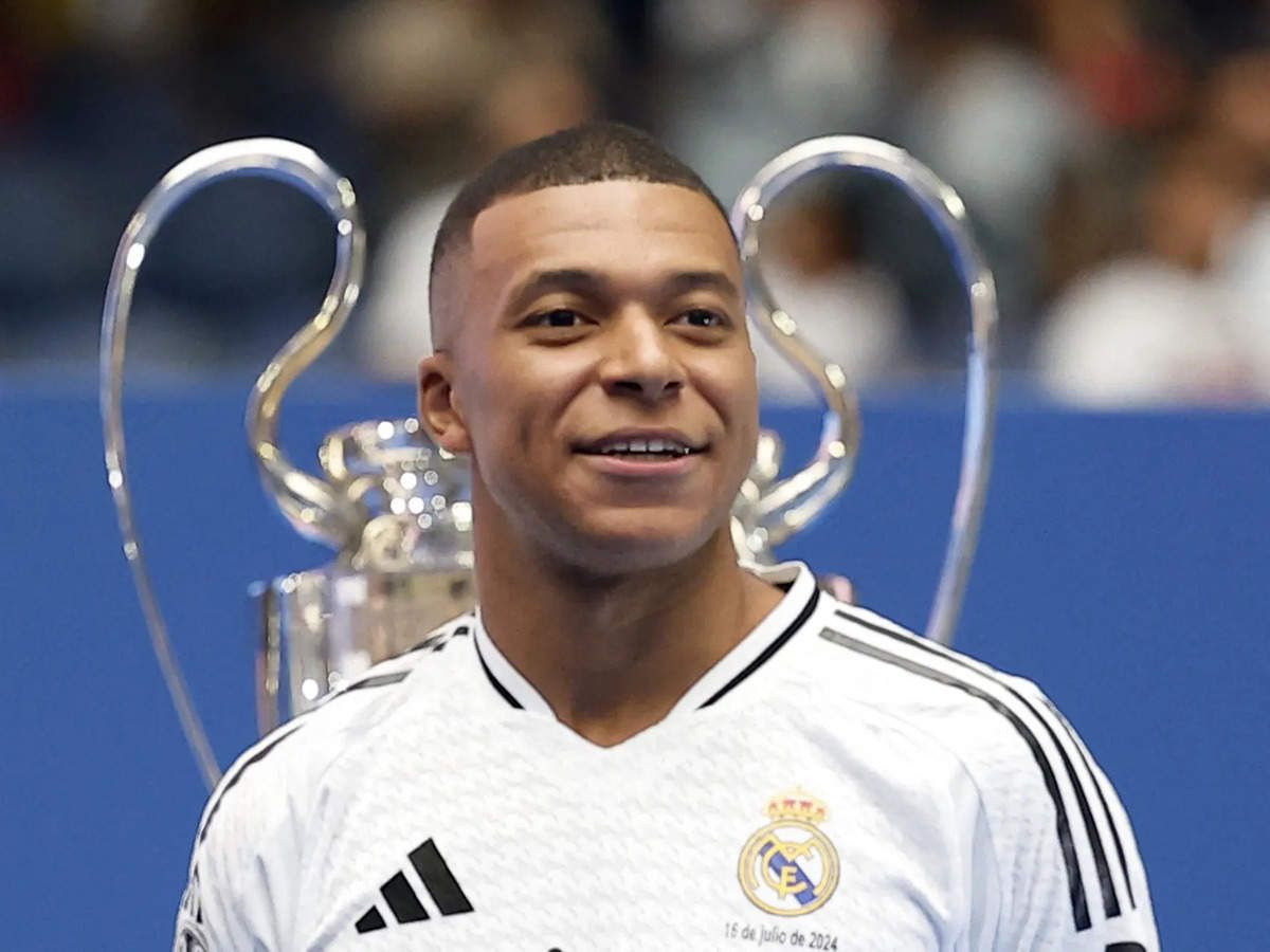 Kylian Mbappé, Real Madrid, Champions-League-Pokal, Lächeln, Porträt, Hintergrundbild fürs Tablet