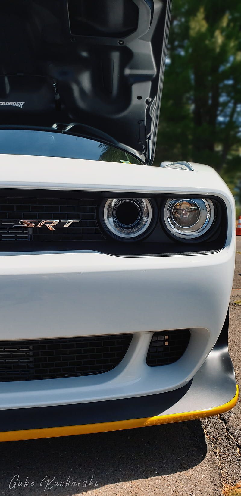 Dodge Challenger SRT, Weißes Auto, Scheinwerfer, Nahaufnahme, Hochformat, HD, iPhone-Hintergrundbild