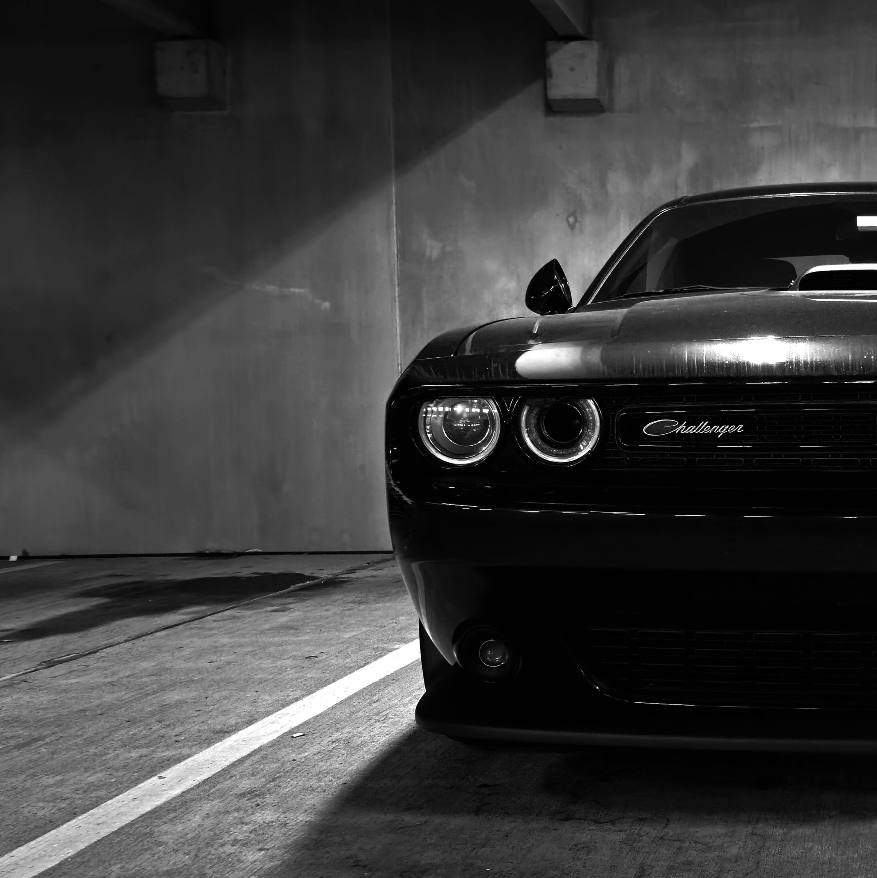 Dodge Challenger, Parkhaus, Schwarzweiß, Schwarzes Auto, Frontansicht, 2K, Tablet-Hintergrund