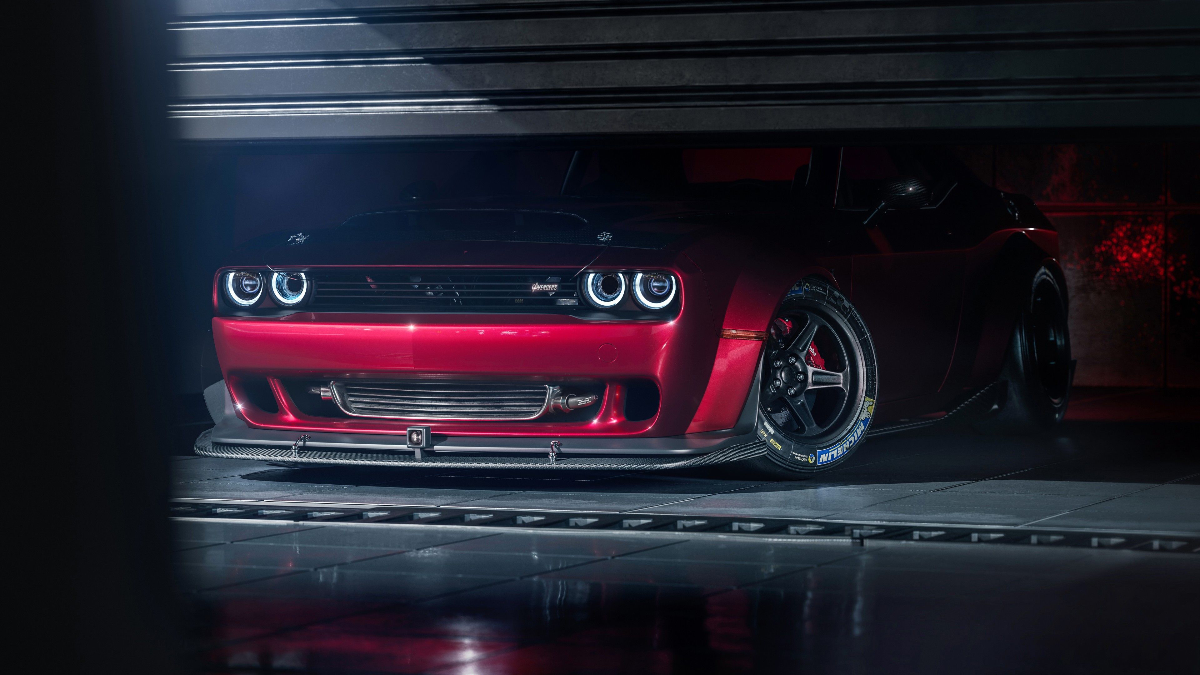 Dodge Challenger, Rotes Auto, Garage, Tiefergelegt, Dunkel, 4K, Breitbild-Hintergrundbild