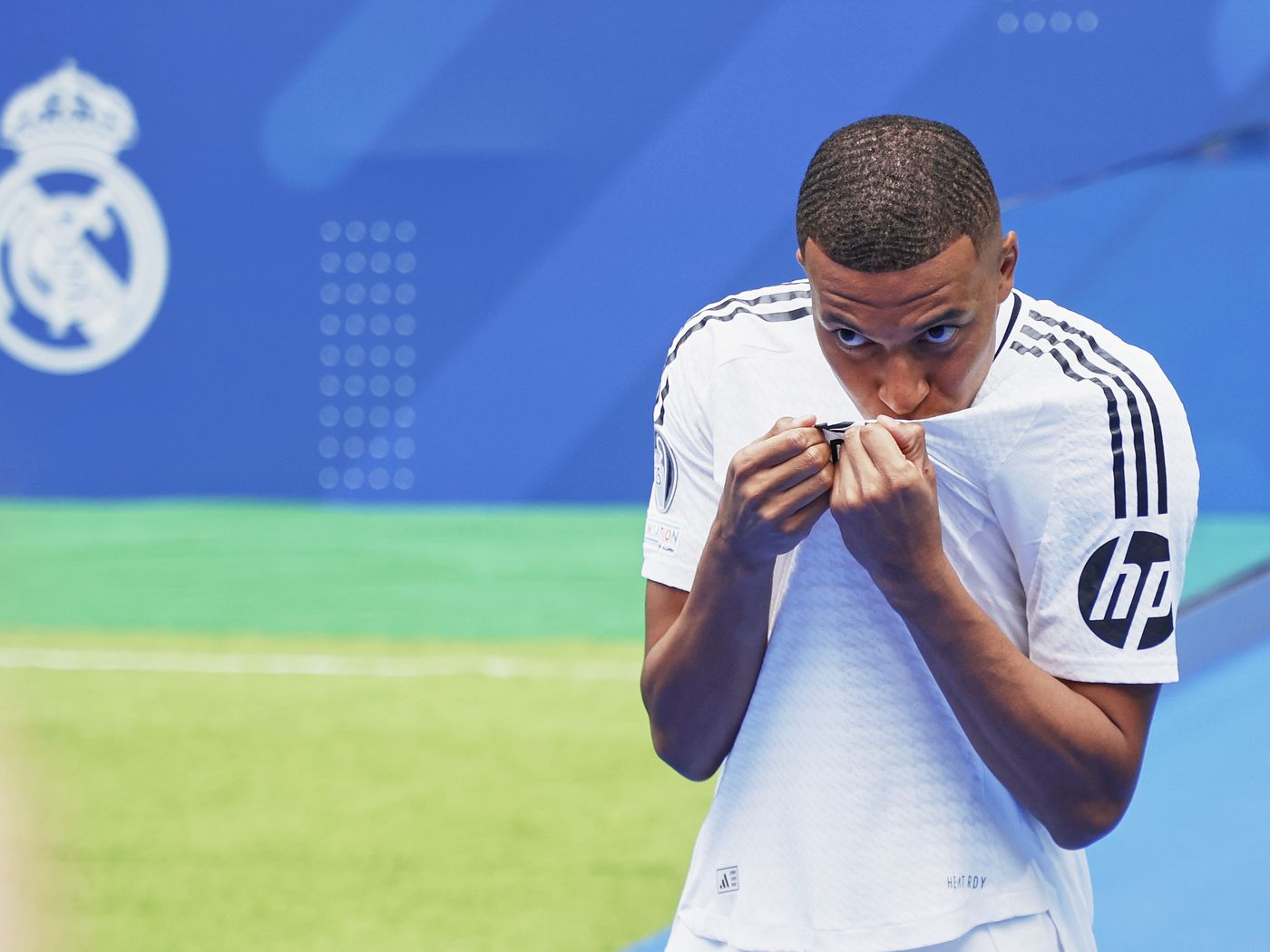 Kylian Mbappé, Real Madrid, Wappenkuss, Blauer Hintergrund, HD Wallpaper