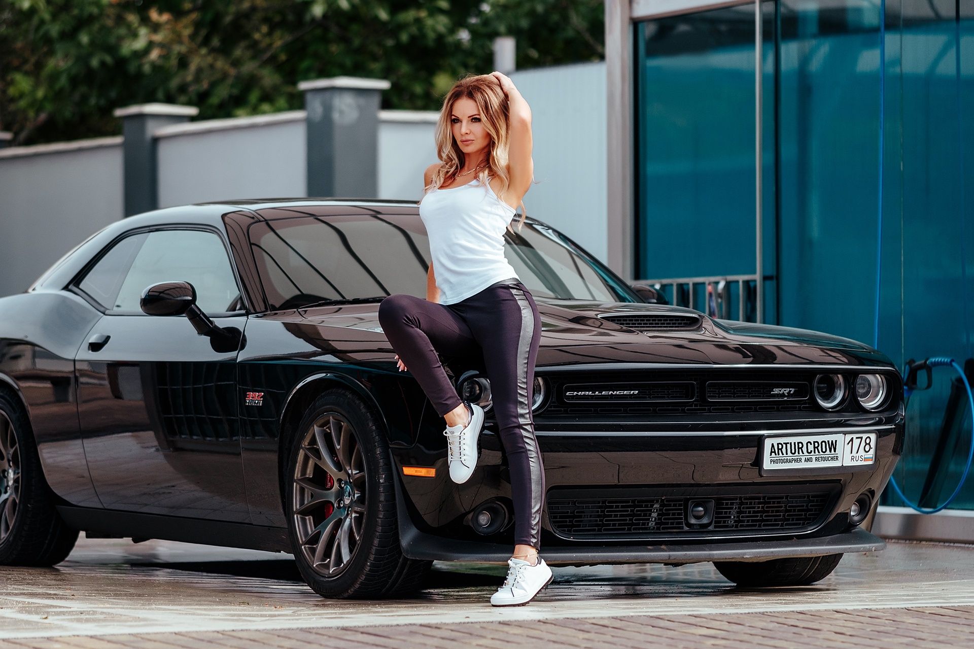 Dodge Challenger, Frau, Schwarzes Auto, Stadt, Fotoshooting, Full HD, PC-Hintergrundbild