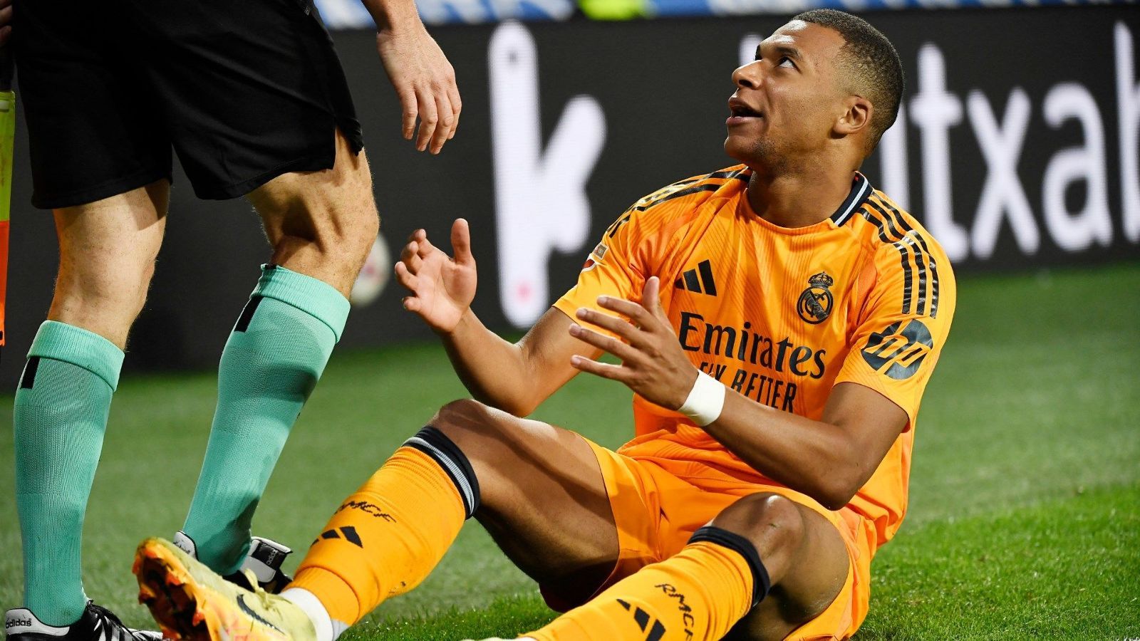 Kylian Mbappé, Real Madrid, Orangefarbenes Auswärtstrikot, Rasen, Schiedsrichter, Fußballspiel, HD-Desktop-Hintergrund