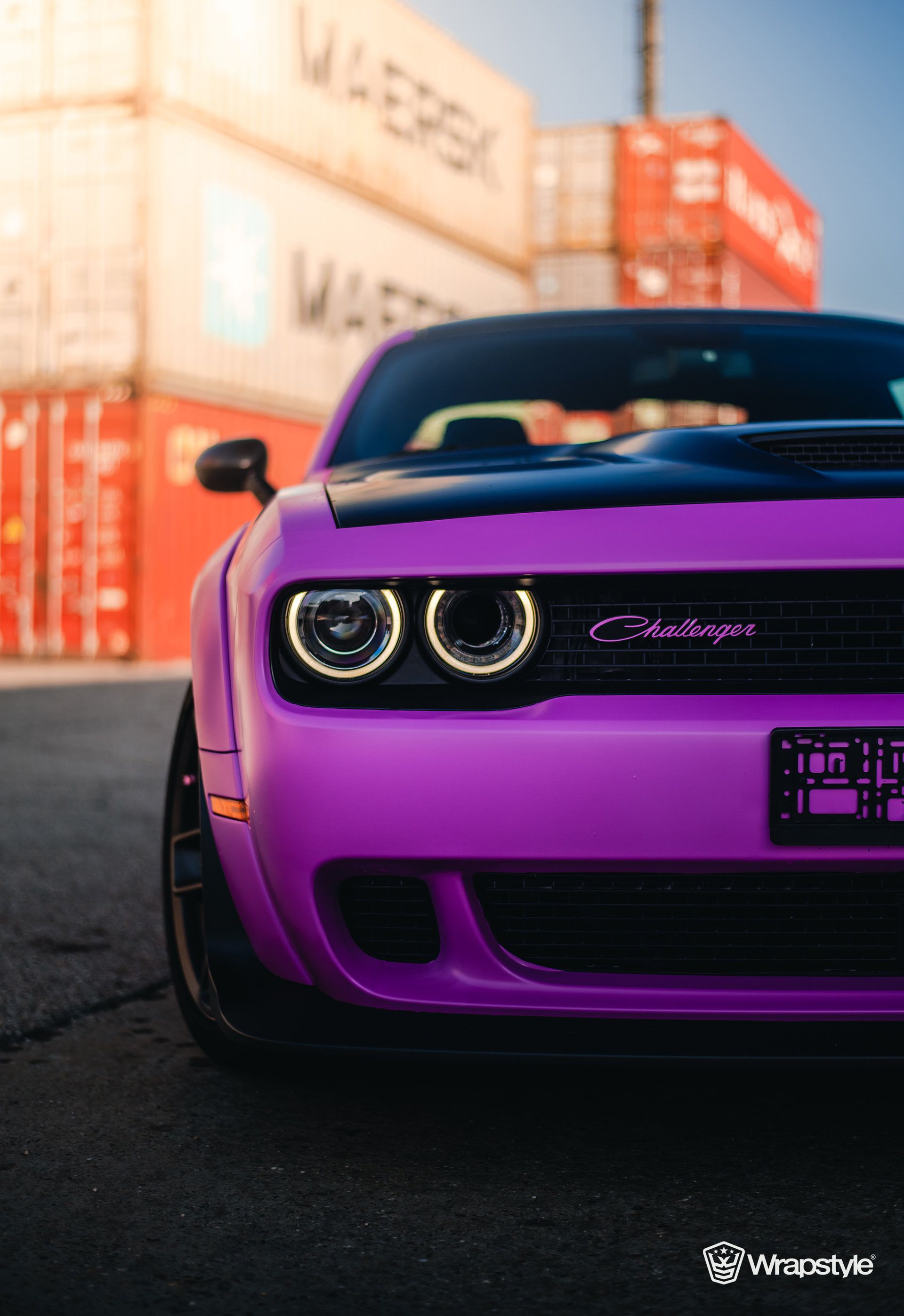 Dodge Challenger, Lila Auto, Container, Hafen, Frontansicht, QHD+, iPad-Hintergrundbild