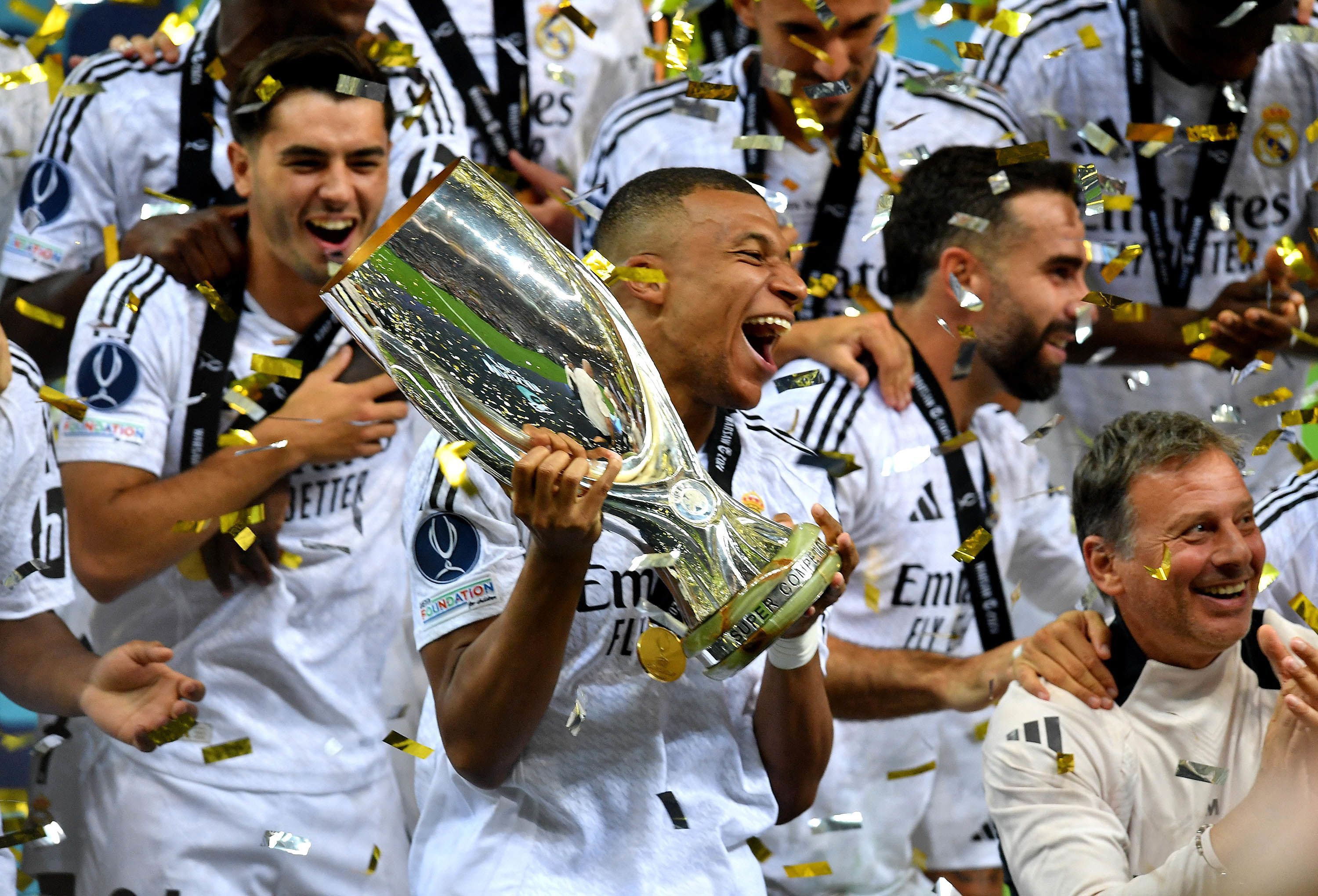 Kylian Mbappé, Real Madrid, UEFA Super Cup, Pokal, Siegesfeier, Konfetti, 2K, PC-Hintergrundbild
