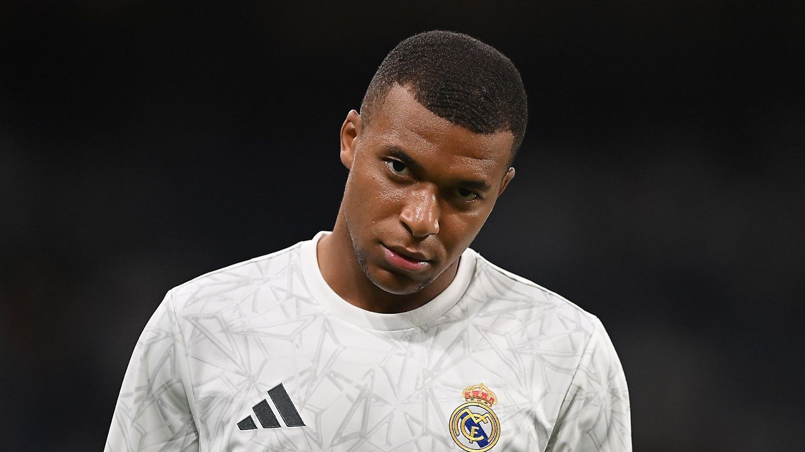 Kylian Mbappé, Real Madrid, Nahaufnahme, Dunkler Hintergrund, Nachdenklich, HD Wallpaper