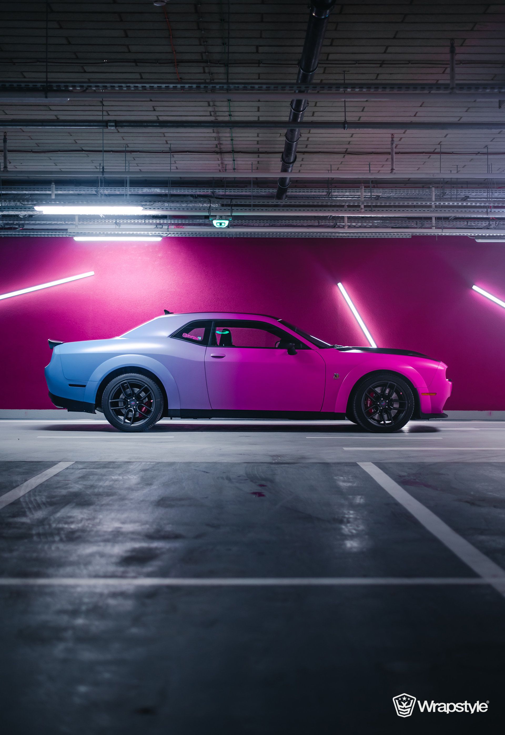 Dodge Challenger, Parkhaus, Pinkes Neon, Blau, Hochformat, QHD+, Tablet-Hintergrund