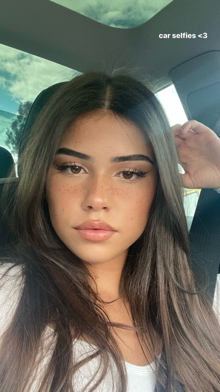 Leah Halton, Selfie, Auto, Langes Haar, Porträt, Hintergrundbild für iPhone und Android