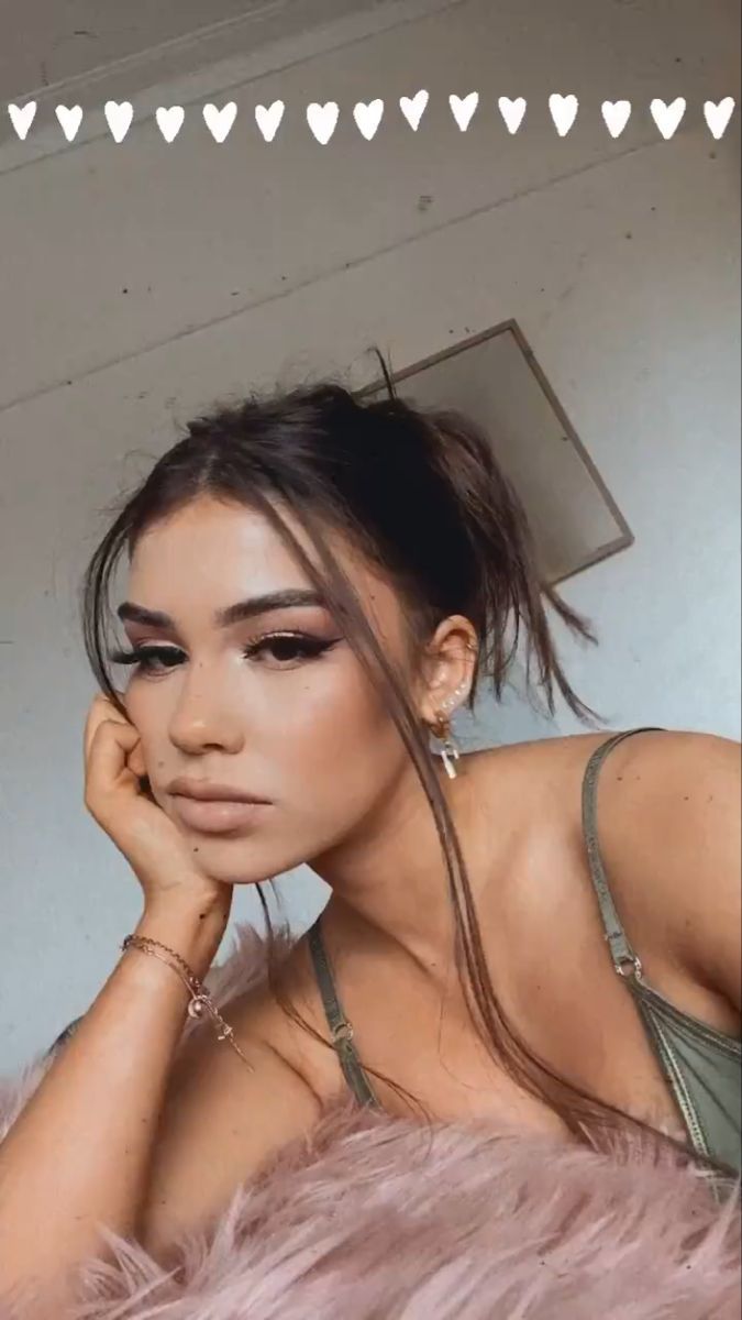 Leah Halton, Influencerin, Selfie, Herzchen, Porträt, Hochformat, Hintergrundbild fürs Smartphone
