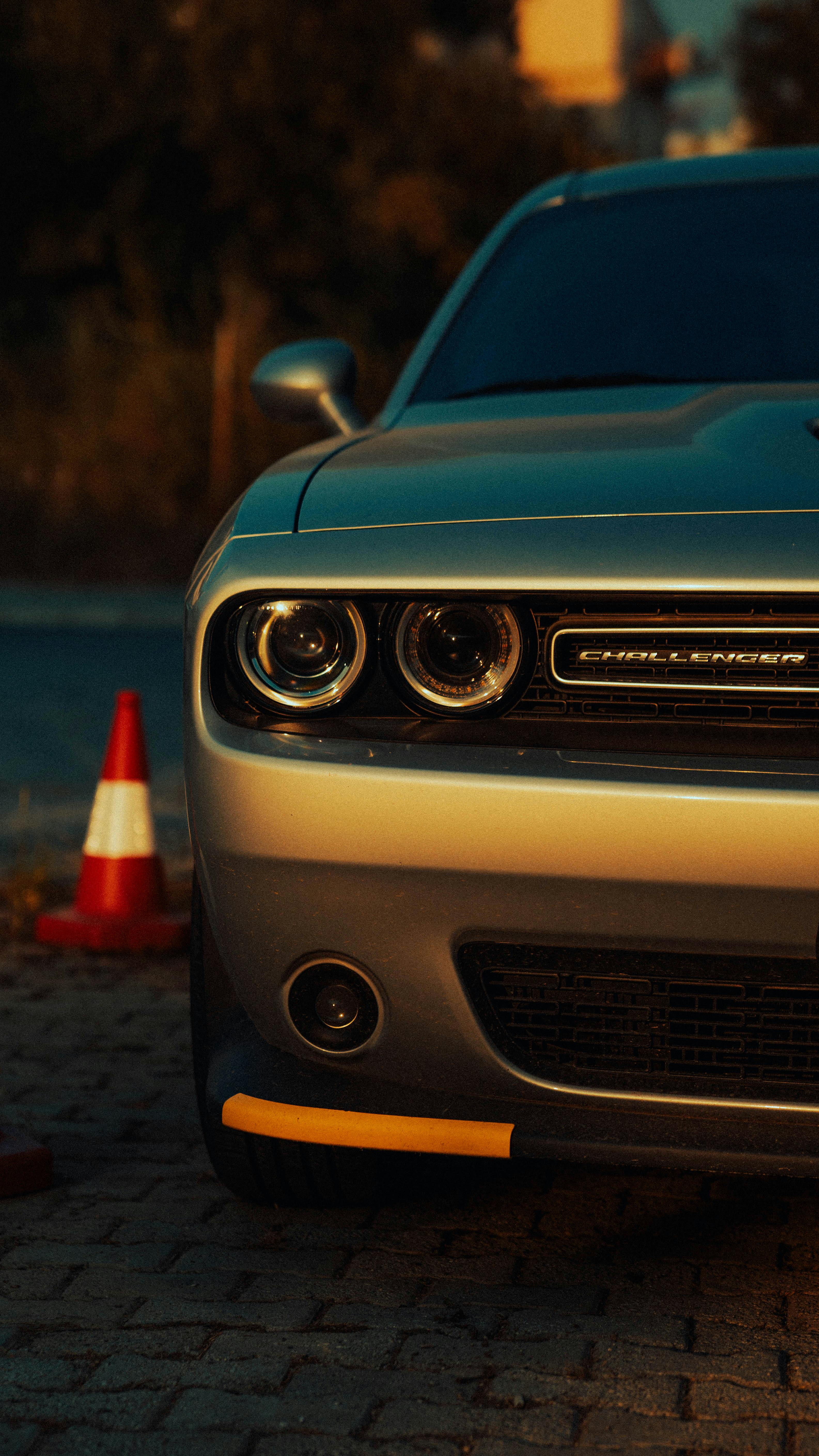 Dodge Challenger, Scheinwerfer, Nahaufnahme, Pylon, Dunkel, QHD+, Handy-Hintergrund