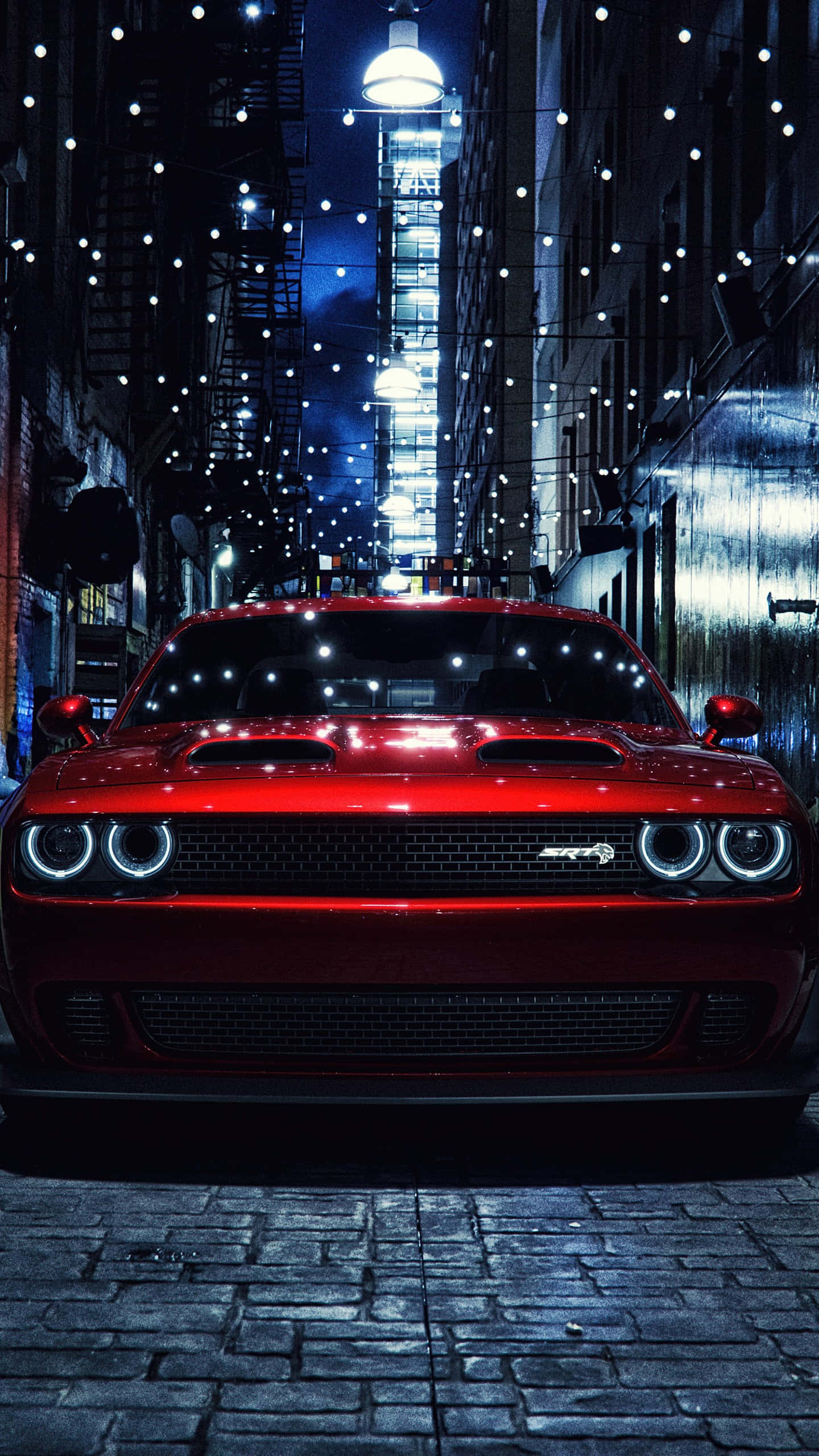 Dodge Challenger, Rotes Auto, Stadt, Nacht, Kopfsteinpflaster, QHD+, iPhone-Hintergrundbild
