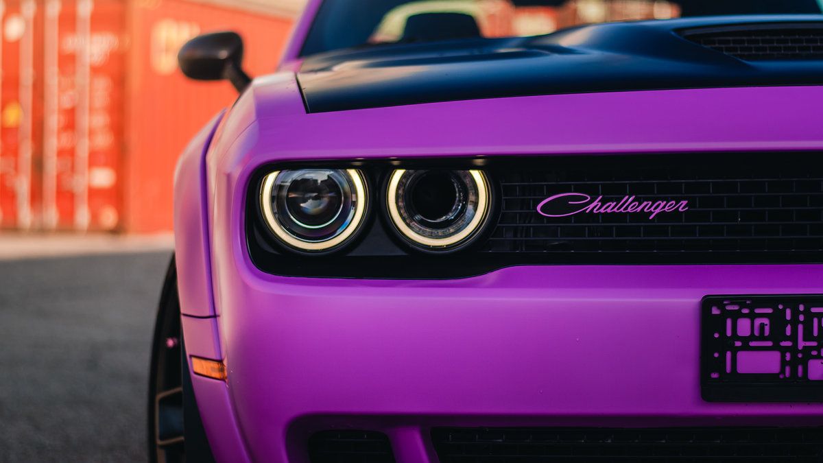 Dodge Challenger, Lila Auto, Scheinwerfer, Schriftzug, Nahaufnahme, Hintergrundbild