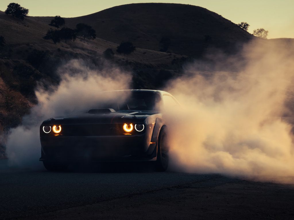 Dodge Challenger, Burnout, Rauchwolken, Hügel, Dämmerung, Hintergrundbild fürs iPad