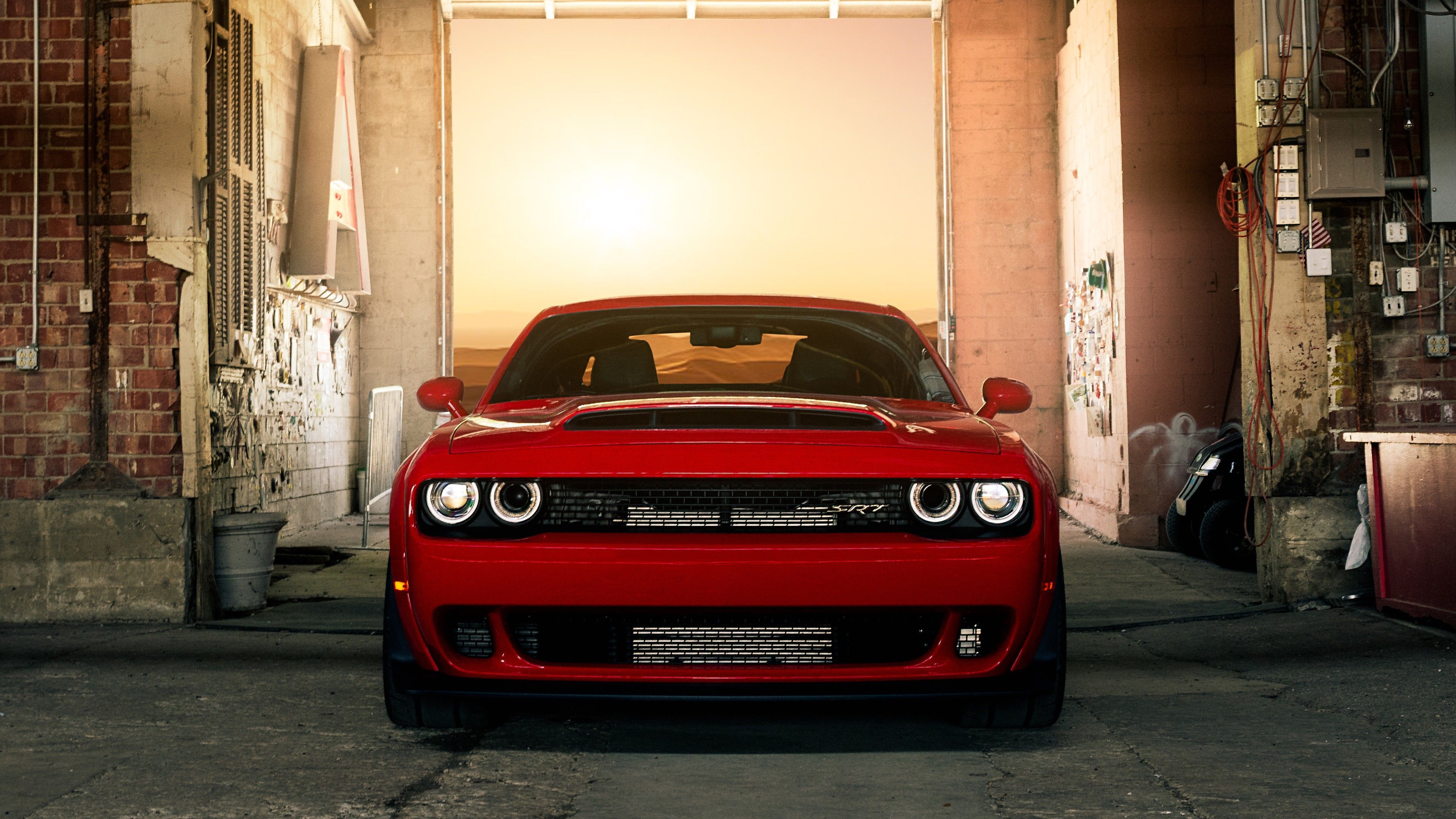 Dodge Challenger, Rotes Auto, Gasse, Gegenlicht, Frontansicht, 4K-Hintergrundbild für PC
