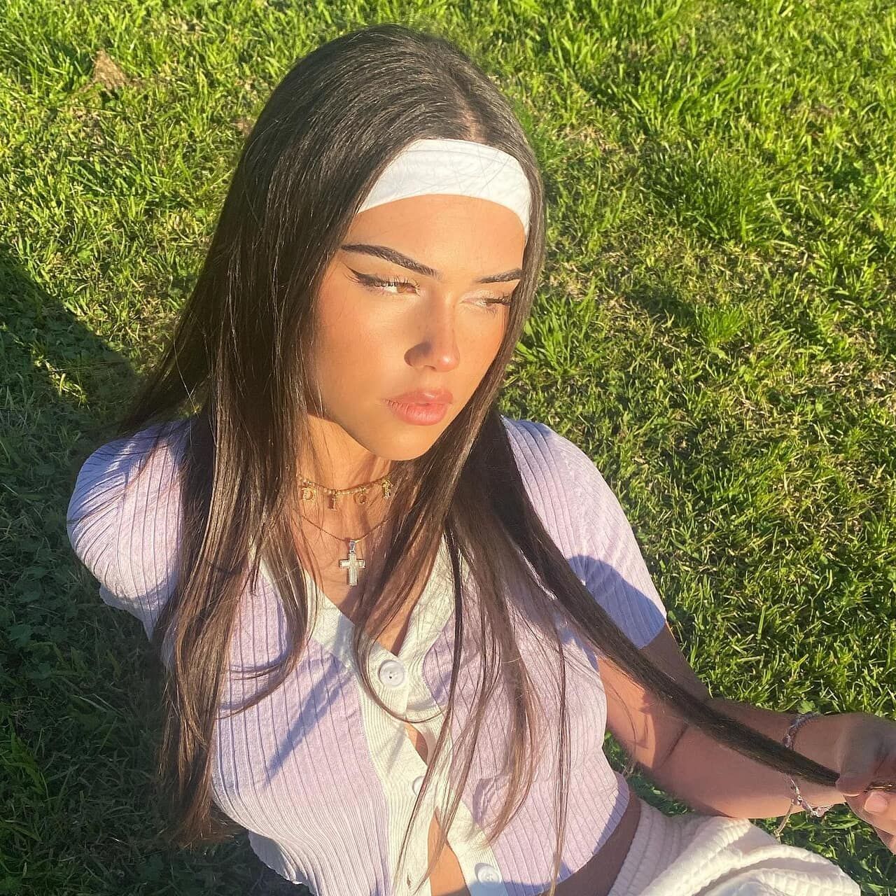 Leah Halton, Haarband, Wiese, Lila Oberteil, Sonnenlicht, Hintergrundbild fürs Tablet