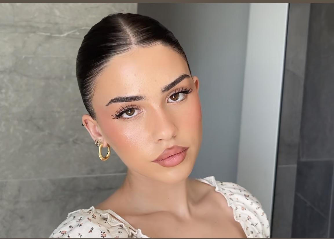 Leah Halton, Zurückgekämmtes Haar, Creolen, Nahaufnahme, Porträt, Hintergrundbild