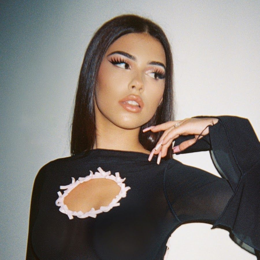 Leah Halton, Schwarzes Oberteil, Cut-out, Influencerin, Porträt, Hintergrundbild fürs iPad