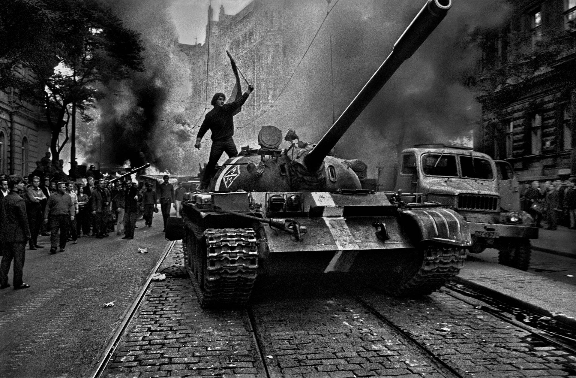 Prager Frühling, Prag, Panzer, Menschenmenge, Schwarz-Weiß, Historisch, Full-HD-Hintergrundbild für PC