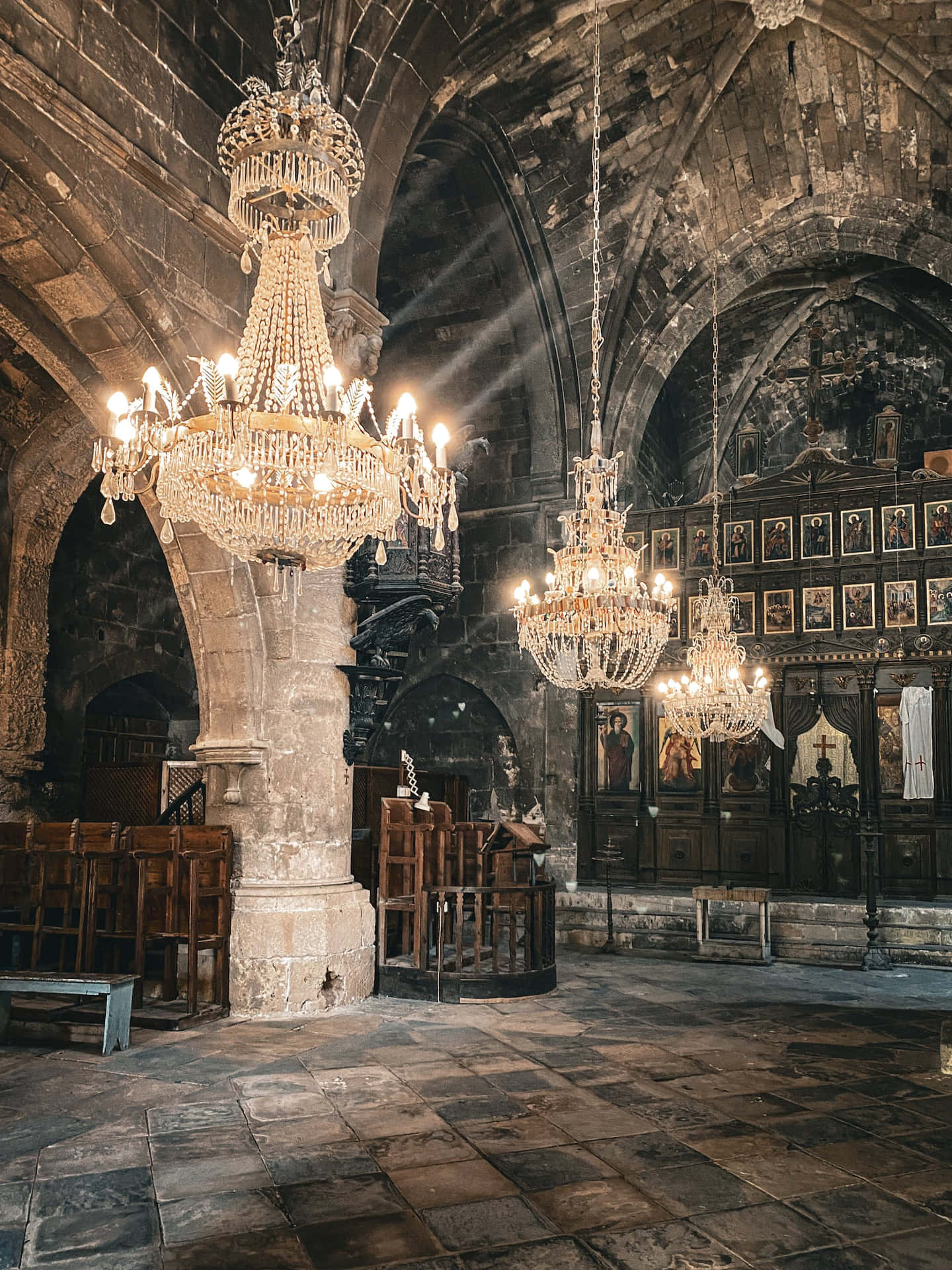 Kathedrale, Kronleuchter, Gewölbe, Innenraum, Kerzenlicht, QHD+, iPad-Hintergrundbild