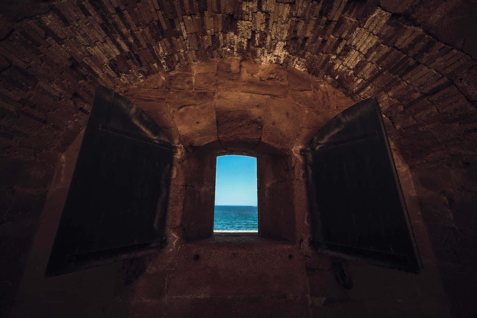 Burggewölbe, Fenster, Meerblick, Steinmauer, Fensterläden, HD, Windows-Hintergrundbild