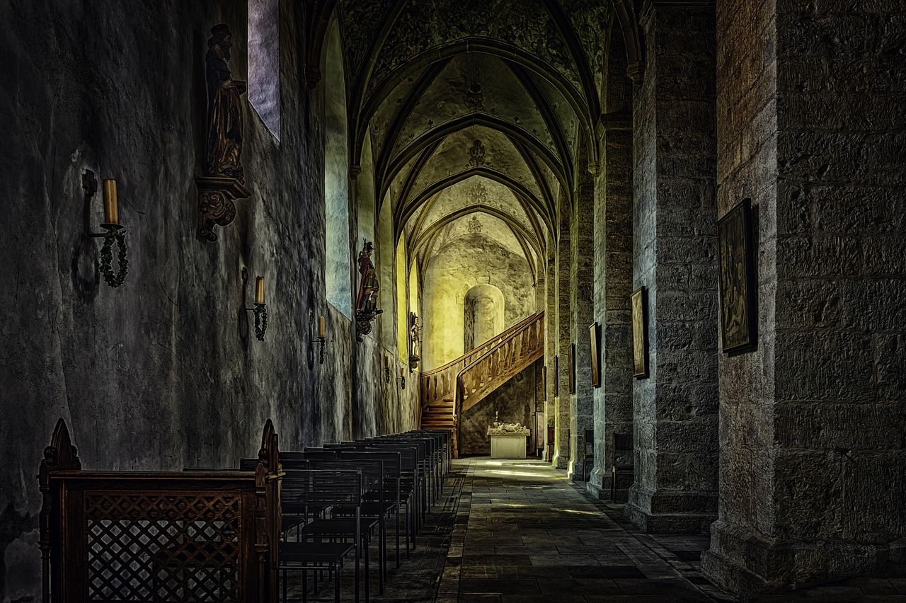 Kreuzgang, Gewölbe, Klostergang, Steinsäulen, Dämmerlicht, HD-Hintergrundbild für PC
