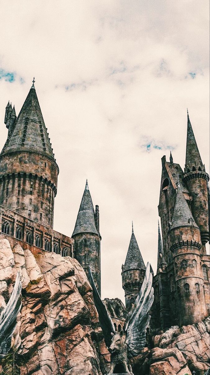 Hogwarts, Harry Potter, Schloss, Türme, Felsen, Hochformat, Hintergrundbild fürs Smartphone