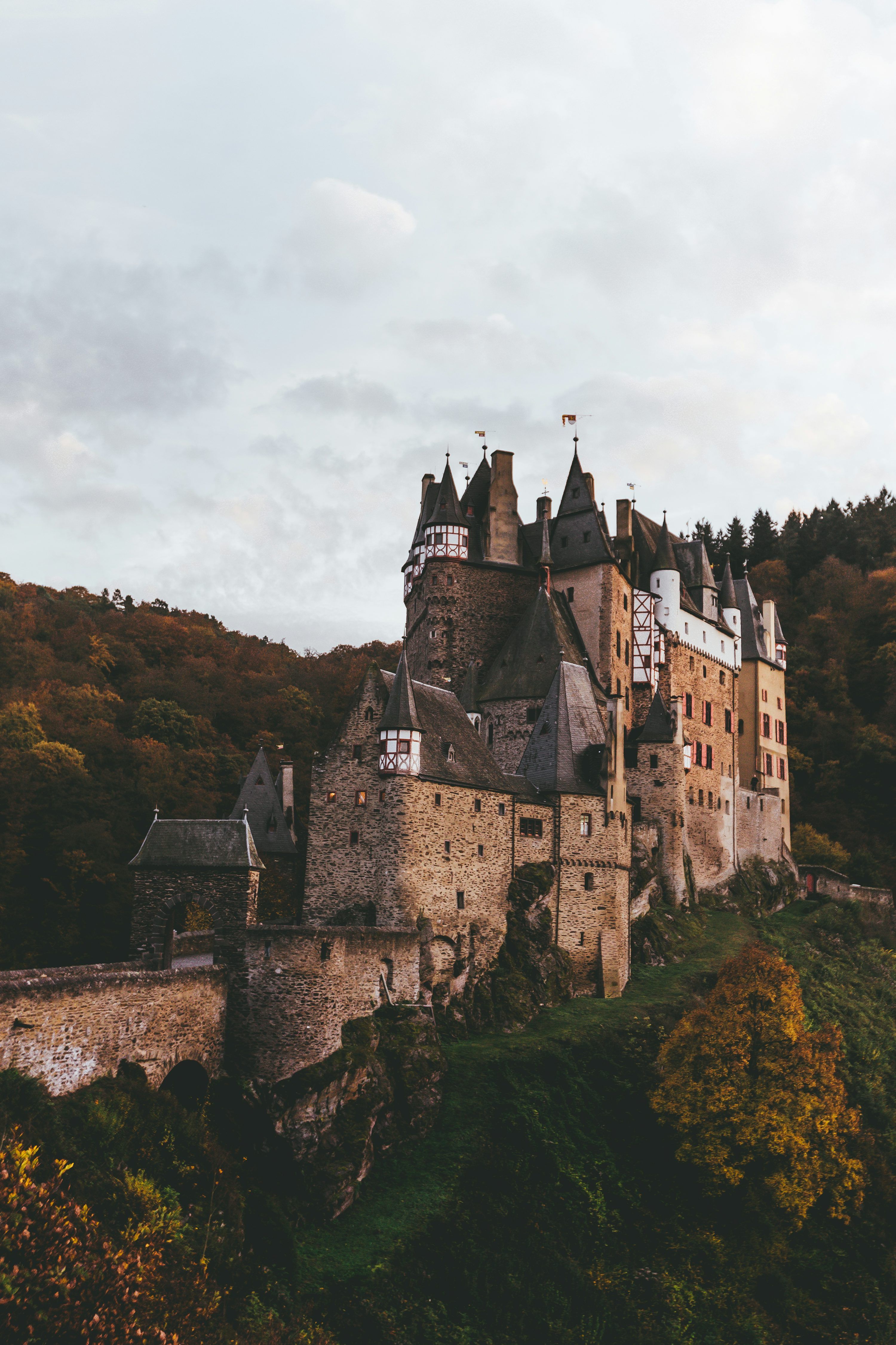 Burg, Wald, Hügel, Bewölkter Himmel, Ruine, Hintergrundbild für iPhone und Android