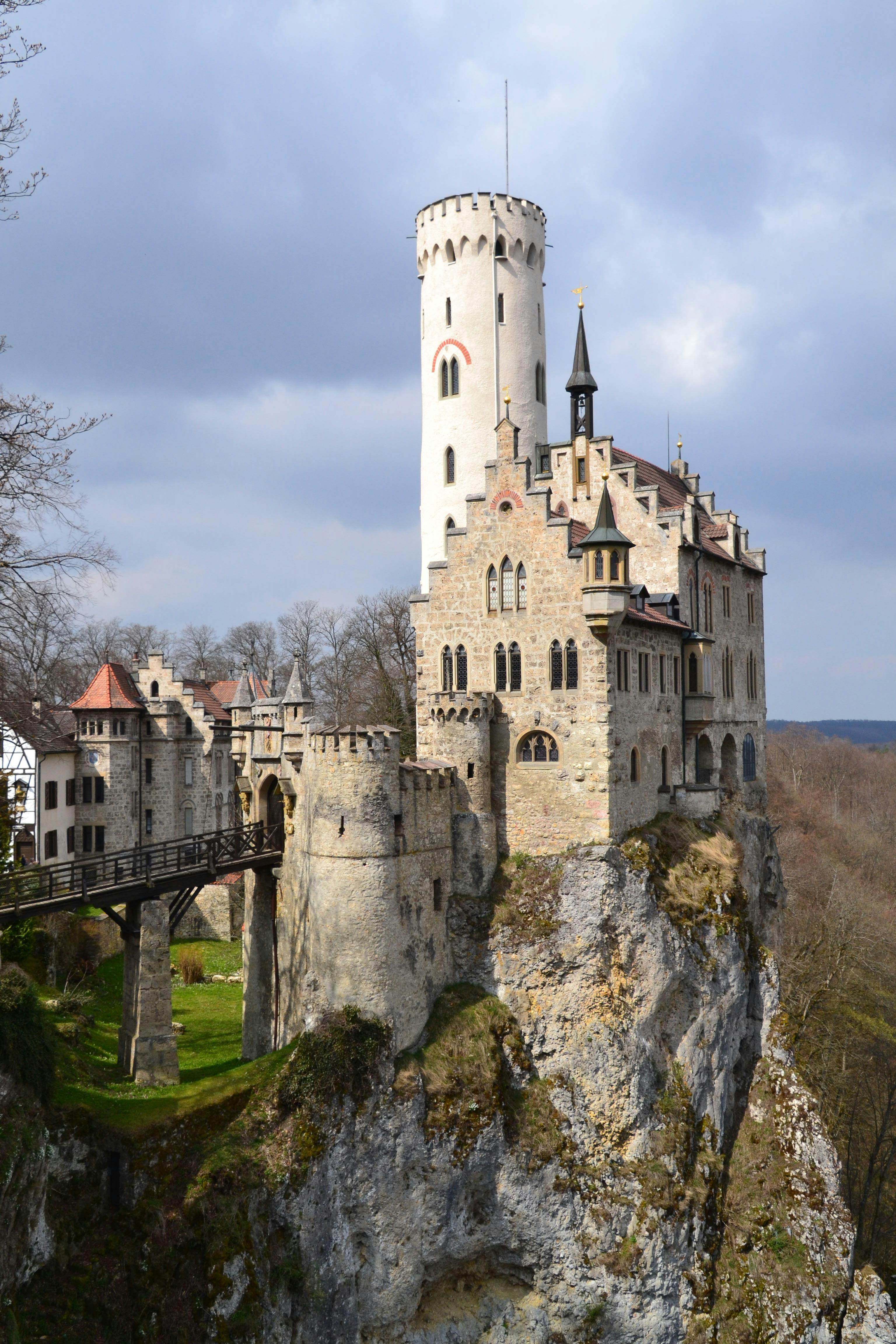 Schloss Lichtenstein, Baden-Württemberg, Deutschland, Felsen, Schloss, Turm, iPhone-Hintergrundbild