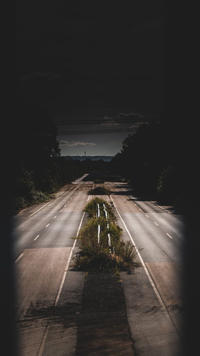 Dunkle Straße, Lichtschein, Einsamkeit, Düster, Hochformat, Hintergrundbild fürs Smartphone