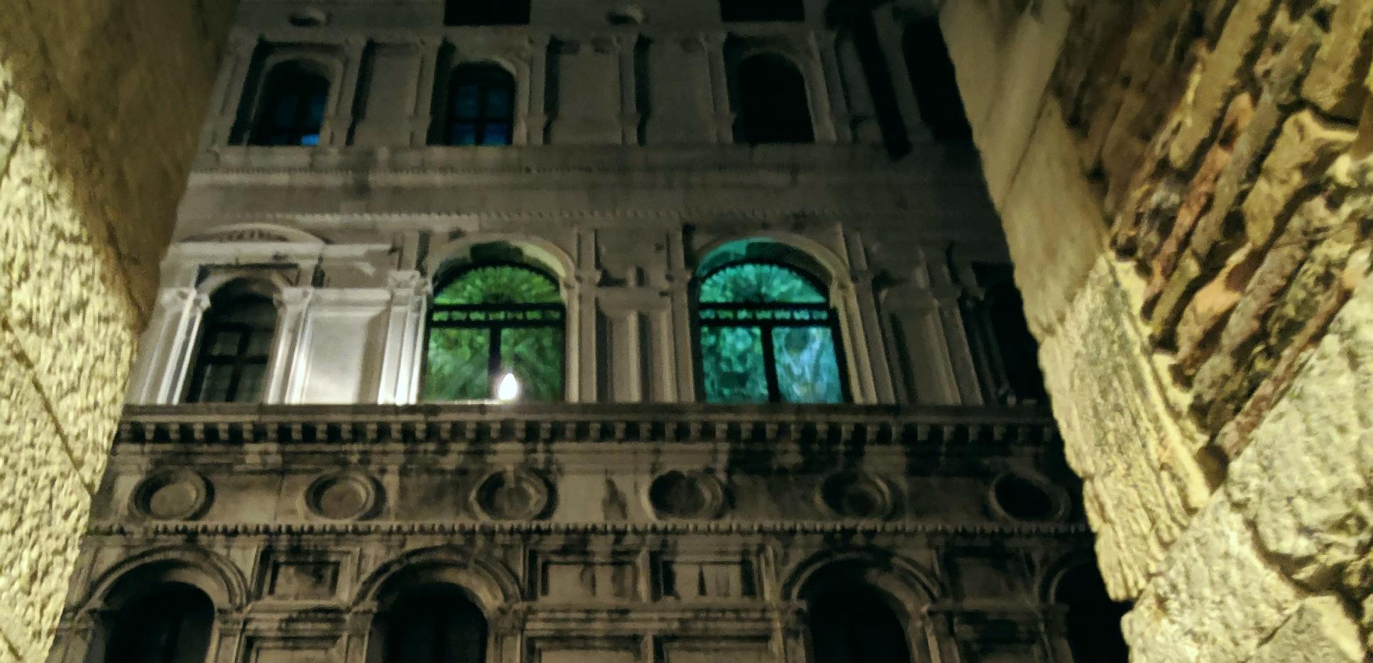Palastfassade, Fenster, Nacht, Froschperspektive, Steinbau, Full HD, Windows-Hintergrundbild