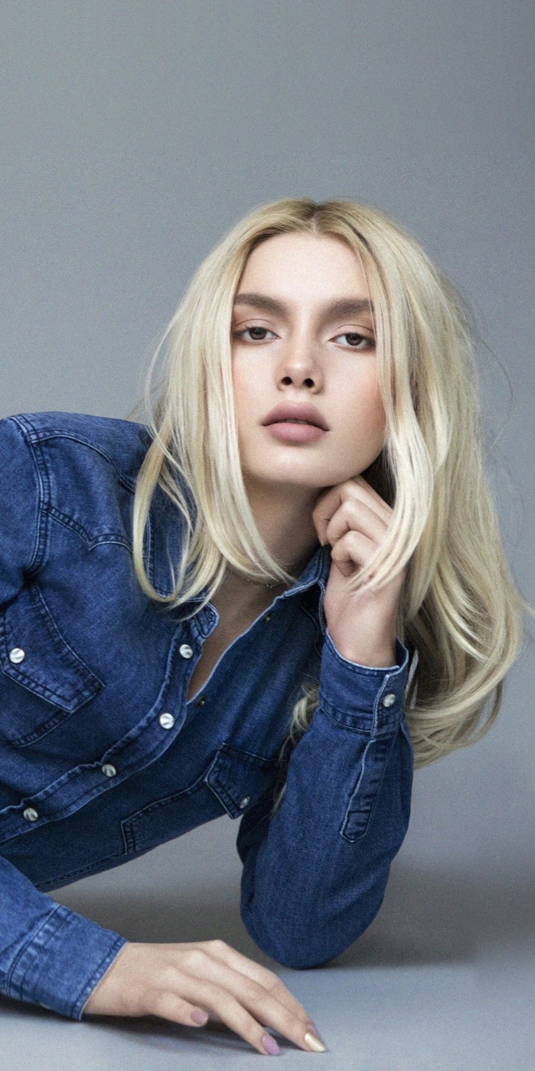 Aleyna Tilki, Jeanshemd, Porträt, Blond, Studio, Full HD, Hintergrundbild fürs Handy